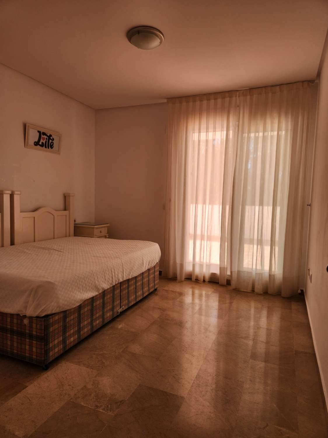 KAUNIS ASUNTO MYYTÄVÄNÄ YLELLISESSÄ KAUPUNGISTUMISESSA TORREQUEBRADASSA (BENALMADENA)