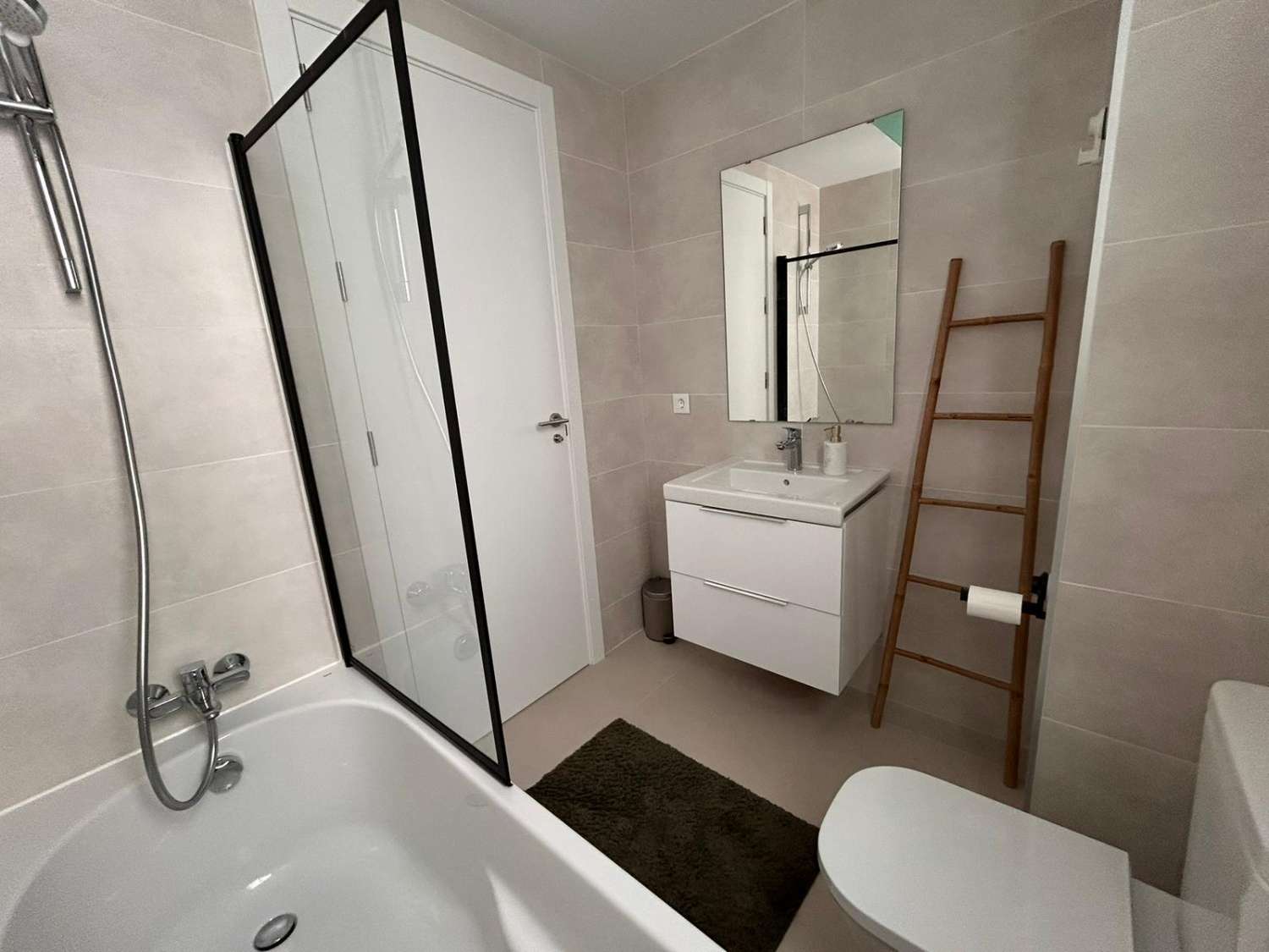 MEDIA TEMPORADA . SE ALQUILA DESDE 1.11.25-30.6.26 ESPECTACULAR APARTAMENTO EN ZONA LAS GAVIOTAS (FUENGIROLA)