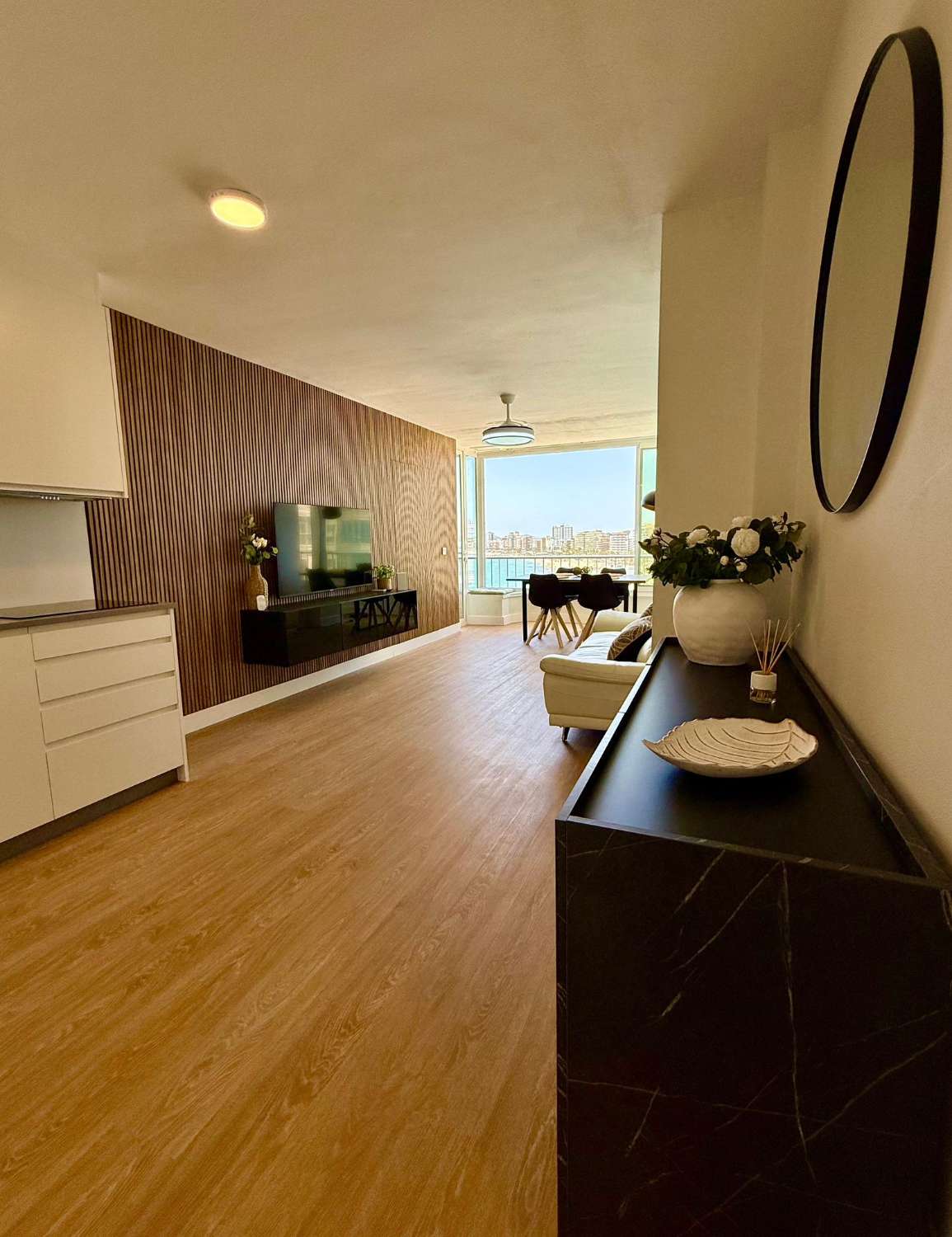 MEDIA TEMPORADA . SE ALQULA HASTA 30.4.26 Y DE 1.10.26.31.3.27 PRECIOSO APARTAMENTO CON VISTAS AL  MAR EN ZONA CARVAJAL (FUENGIROLA )