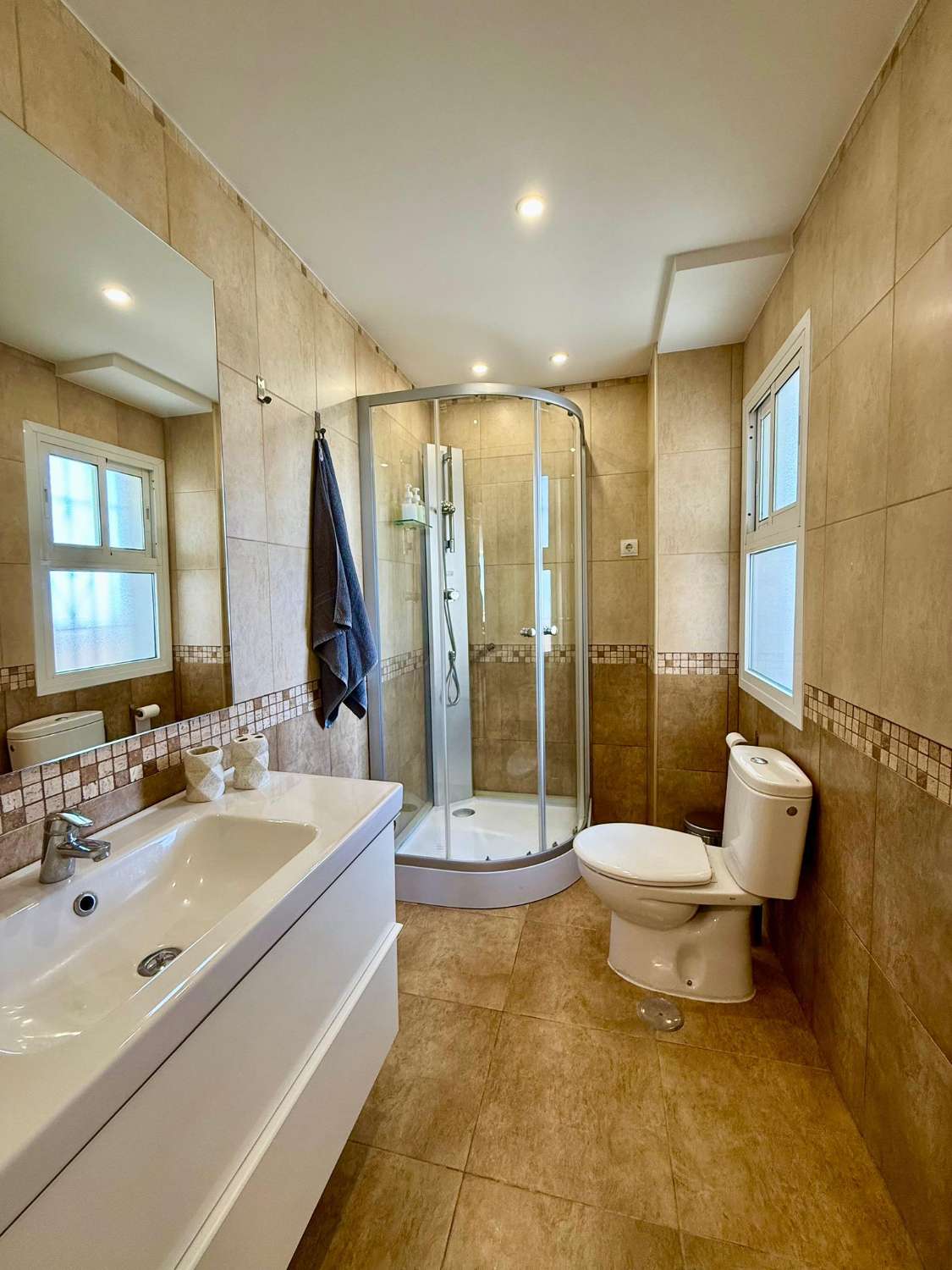 MEDIA TEMPORADA . SE ALQULA HASTA 30.4.26 Y DE 1.10.26.31.3.27 PRECIOSO APARTAMENTO CON VISTAS AL  MAR EN ZONA CARVAJAL (FUENGIROLA )