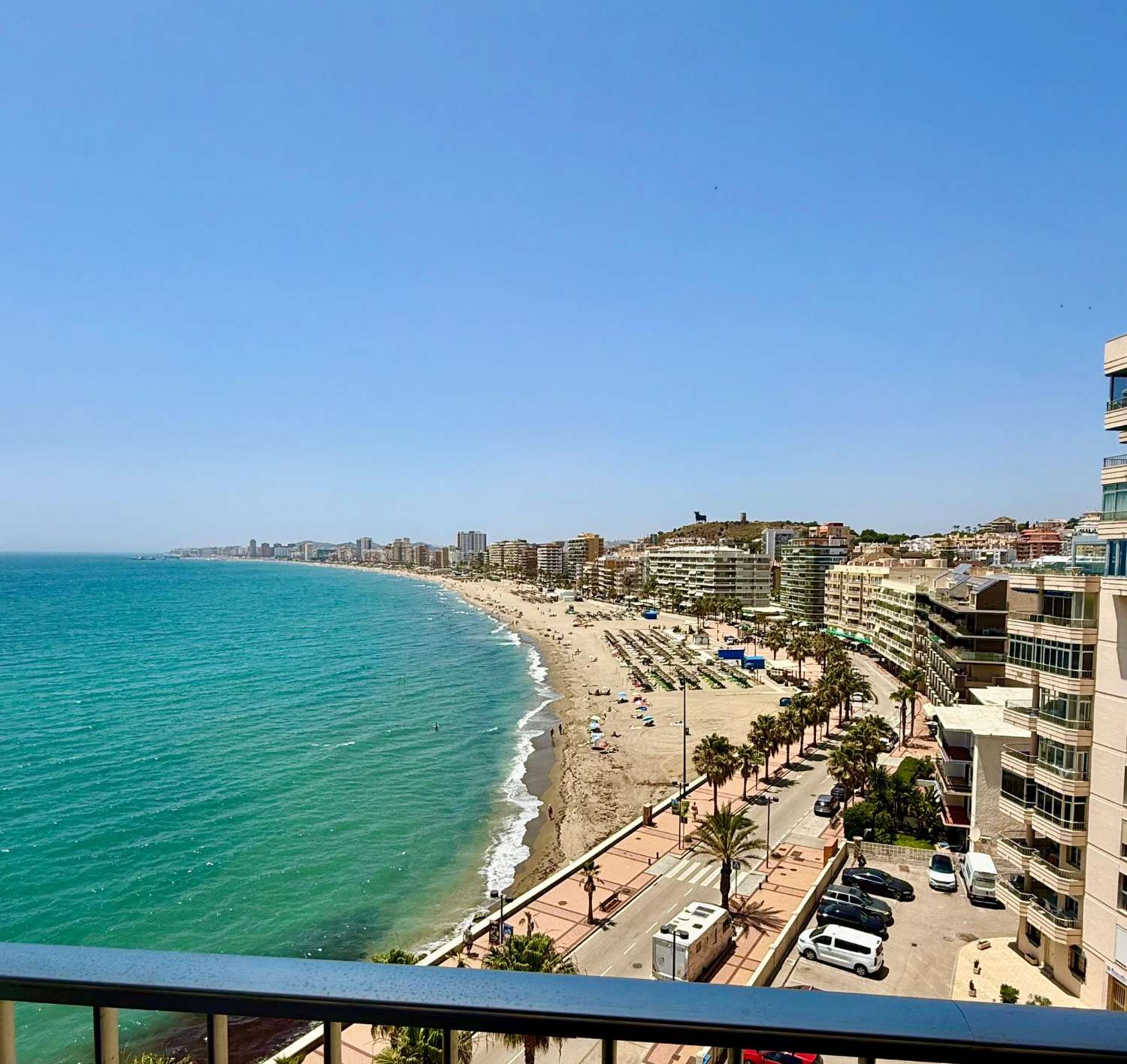 MEDIA TEMPORADA . SE ALQULA HASTA 30.4.26 Y DE 1.10.26.31.3.27 PRECIOSO APARTAMENTO CON VISTAS AL  MAR EN ZONA CARVAJAL (FUENGIROLA )