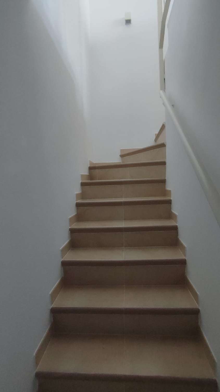 SE ALQUILA DESDE AHORA HASTA 30.6.26  BONITO DUPLEX EN ZONA RANCHO DOMINGO (BENALMADENA PUEBLO )