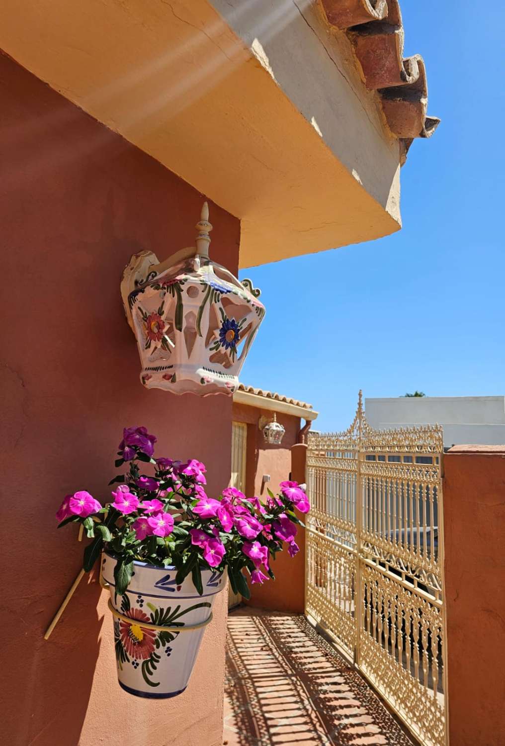 MEDIA TEMPORADA SE ALQUILA HASTA 31.5.26 Y DESDE 01/09/2026- 30/06/2027  PRECIOSA VILLA FRENTE AL MAR  EN EL FARO DE  MIJAS