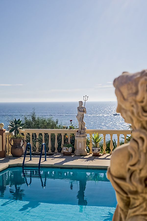 MEDIA TEMPORADA SE ALQUILA HASTA 31.5.26 Y DESDE 01/09/2026- 30/06/2027  PRECIOSA VILLA FRENTE AL MAR  EN EL FARO DE  MIJAS