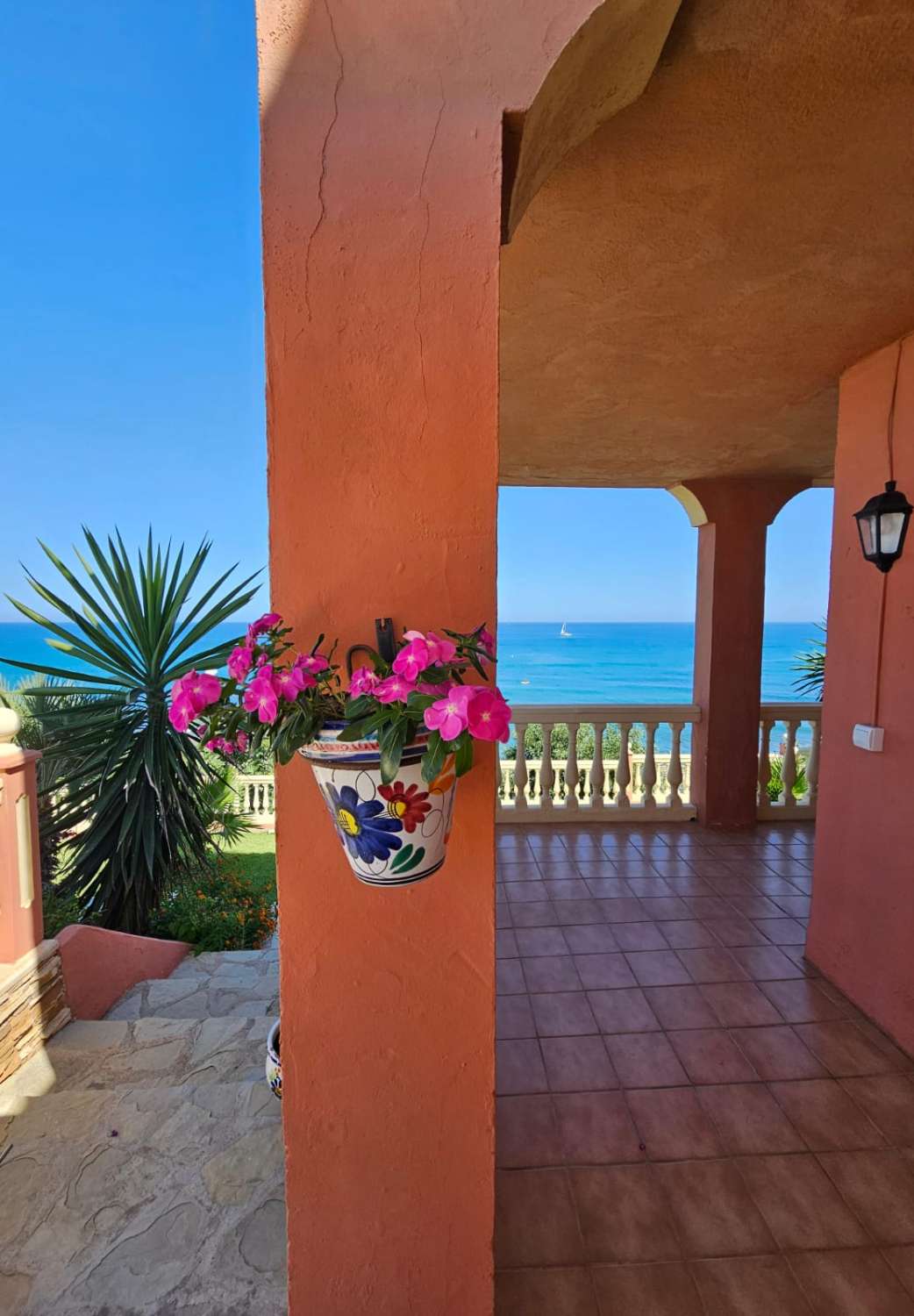 MEDIA TEMPORADA SE ALQUILA HASTA 31.5.26 Y DESDE 01/09/2026- 30/06/2027  PRECIOSA VILLA FRENTE AL MAR  EN EL FARO DE  MIJAS