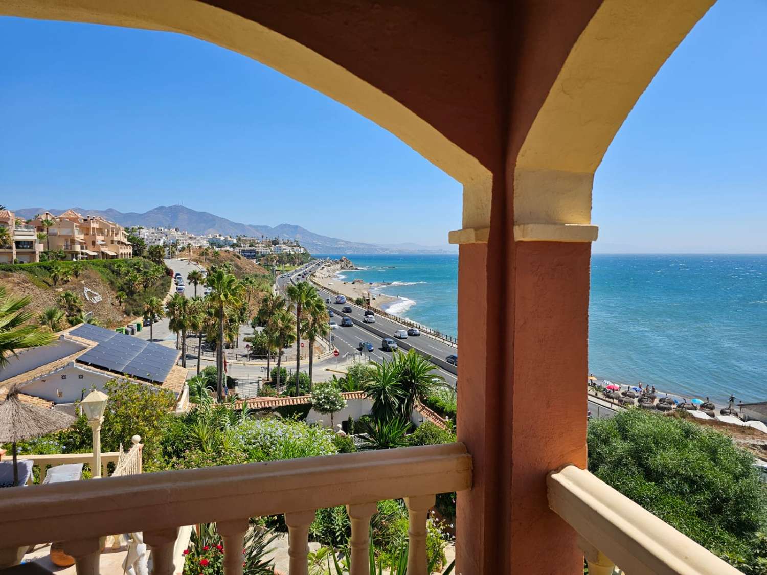 MEDIA TEMPORADA SE ALQUILA HASTA 31.5.26 Y DESDE 01/09/2026- 30/06/2027  PRECIOSA VILLA FRENTE AL MAR  EN EL FARO DE  MIJAS