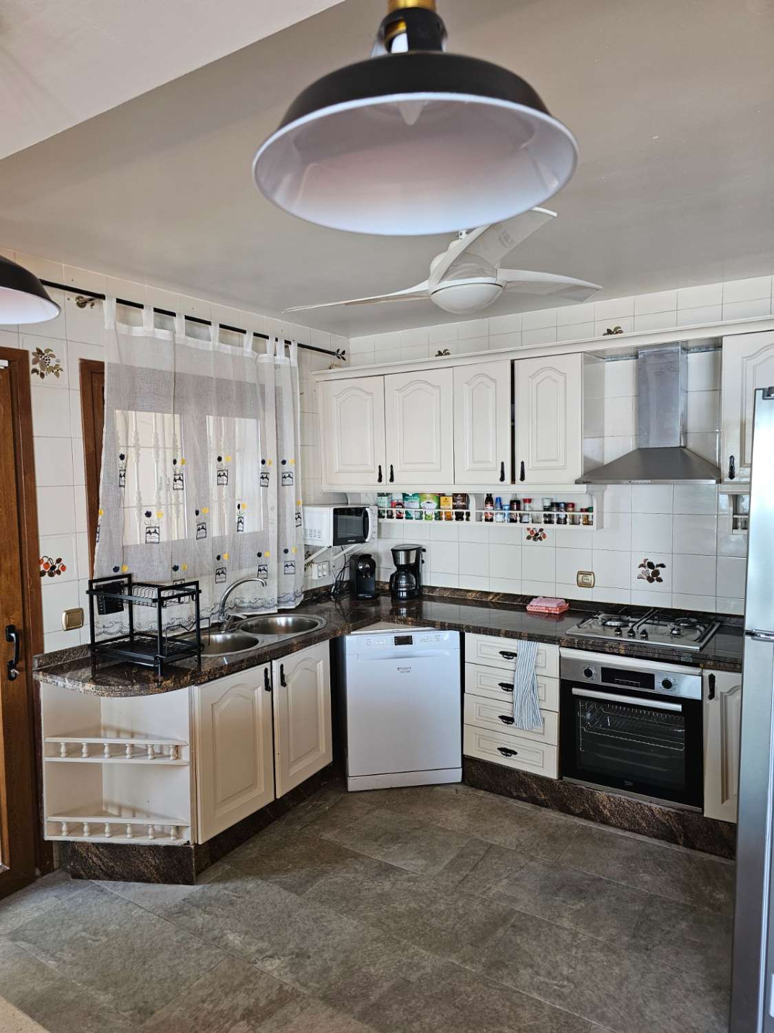 MEDIA TEMPORADA SE ALQUILA HASTA 31.5.26 Y DESDE 01/09/2026- 30/06/2027  PRECIOSA VILLA FRENTE AL MAR  EN EL FARO DE  MIJAS