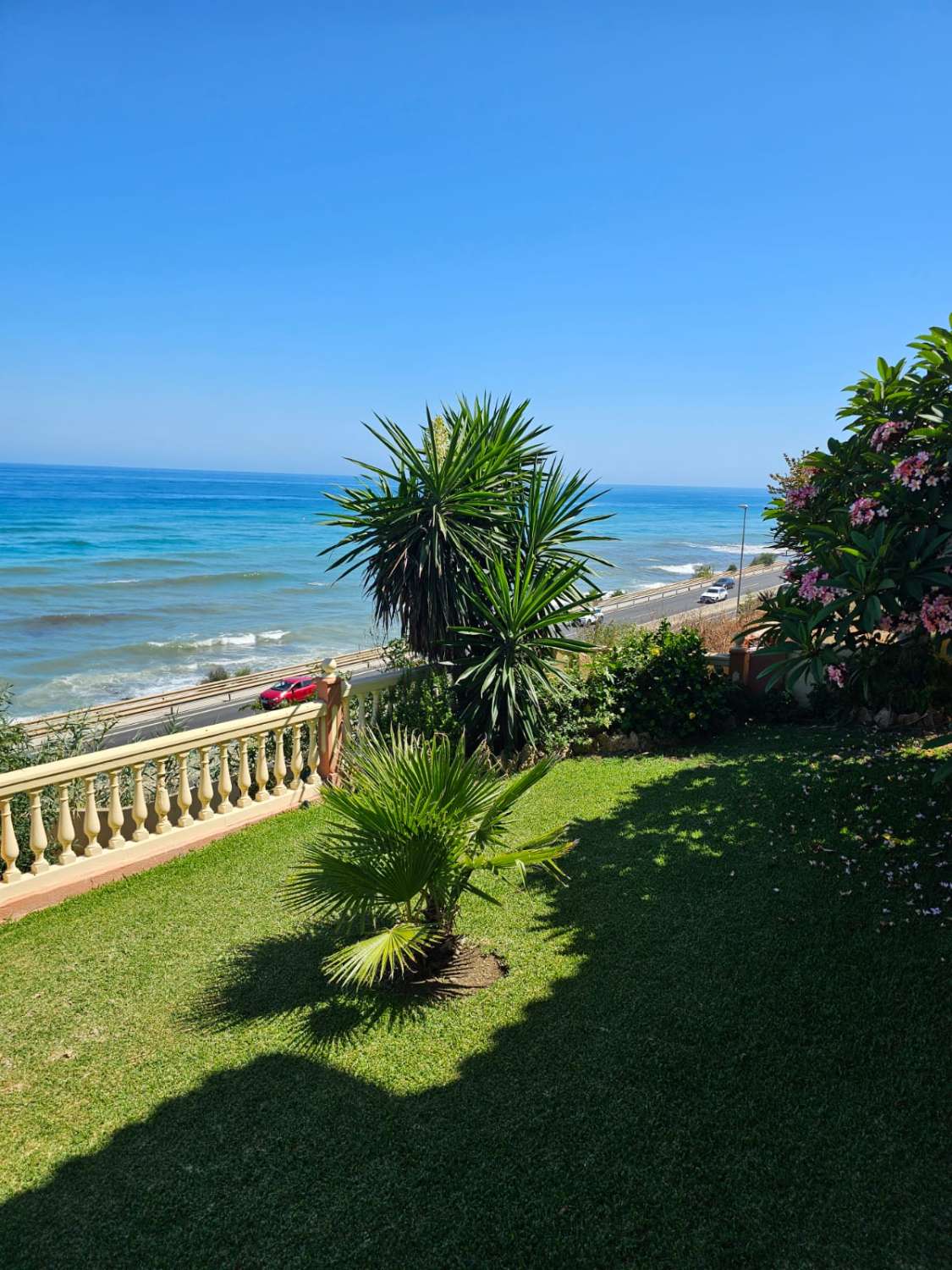 MEDIA TEMPORADA SE ALQUILA HASTA 31.5.26 Y DESDE 01/09/2026- 30/06/2027  PRECIOSA VILLA FRENTE AL MAR  EN EL FARO DE  MIJAS