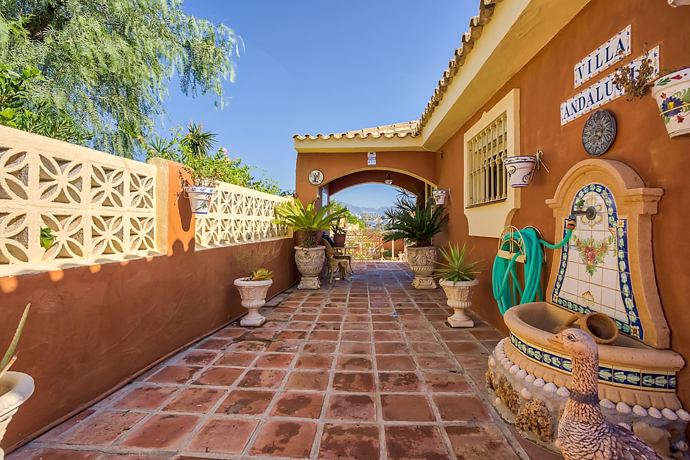 MEDIA TEMPORADA SE ALQUILA HASTA 31.5.26 Y DESDE 01/09/2026- 30/06/2027  PRECIOSA VILLA FRENTE AL MAR  EN EL FARO DE  MIJAS