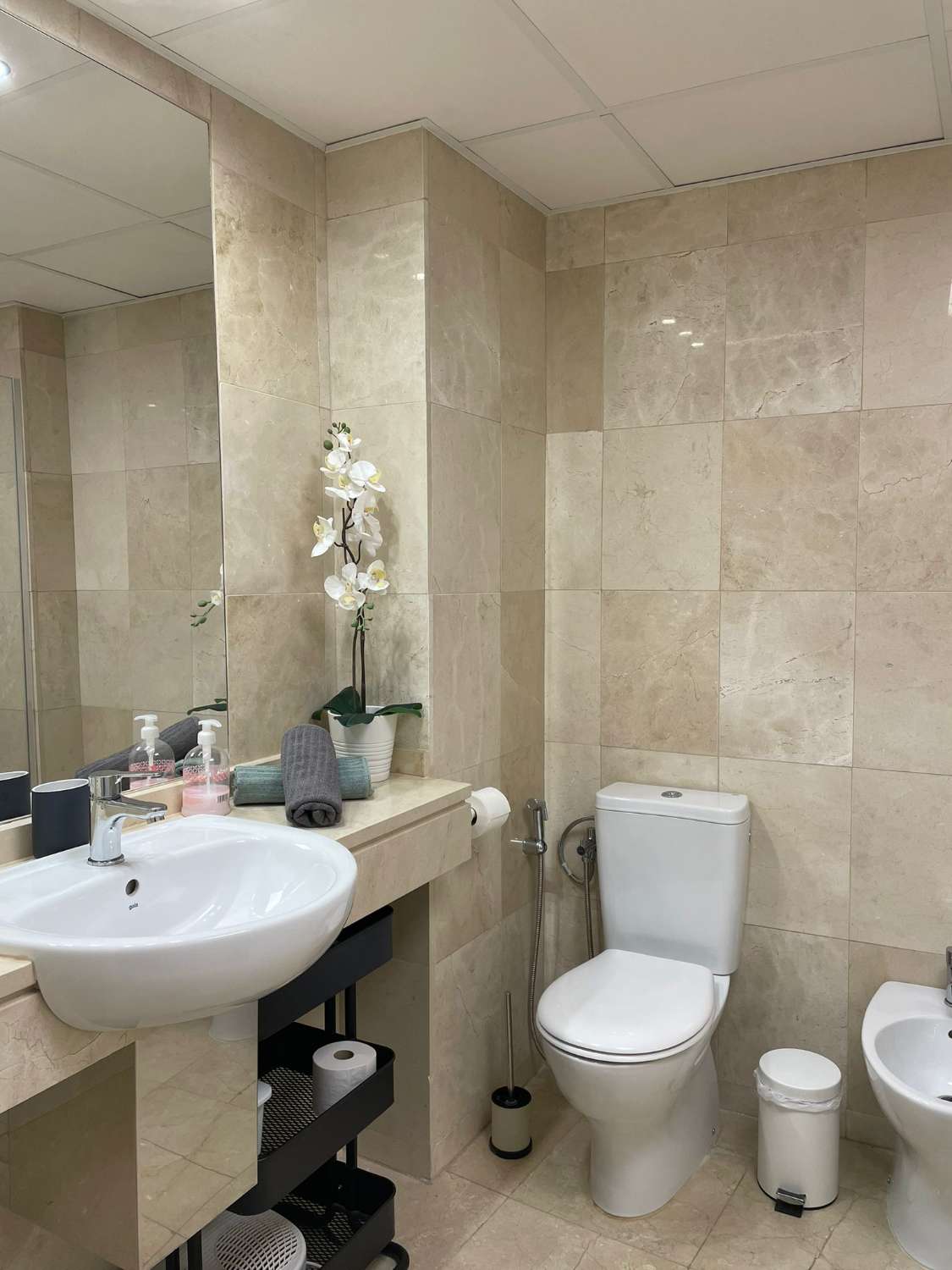 LARGA TEMPORADA Se alquila  bonito apartamento  en  1ª línea de playa con vistas al mar en Benalmádena costa