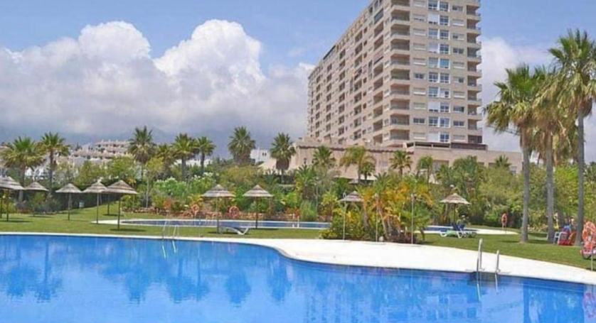 LARGA TEMPORADA Se alquila  bonito apartamento  en  1ª línea de playa con vistas al mar en Benalmádena costa