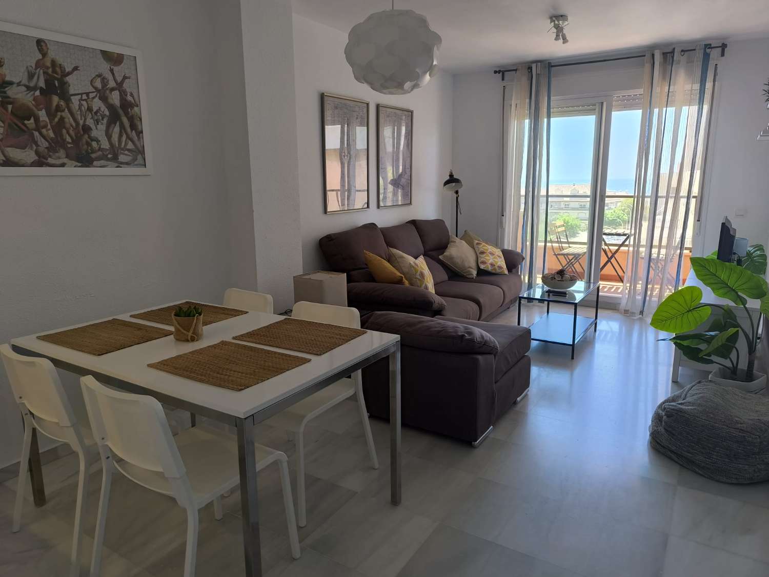 LARGA TEMPORADA Se alquila  bonito apartamento  en  1ª línea de playa con vistas al mar en Benalmádena costa