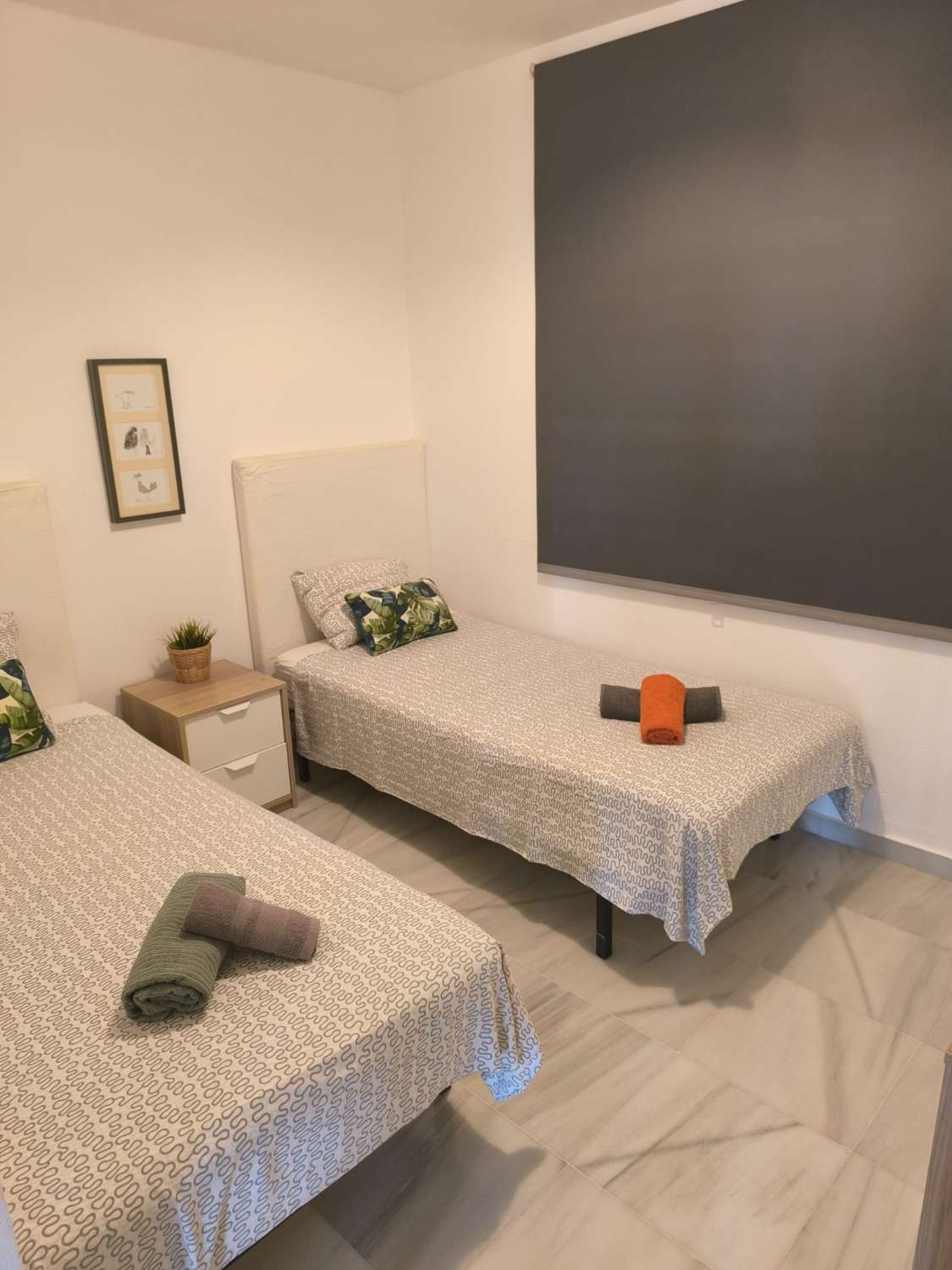 LARGA TEMPORADA Se alquila  bonito apartamento  en  1ª línea de playa con vistas al mar en Benalmádena costa