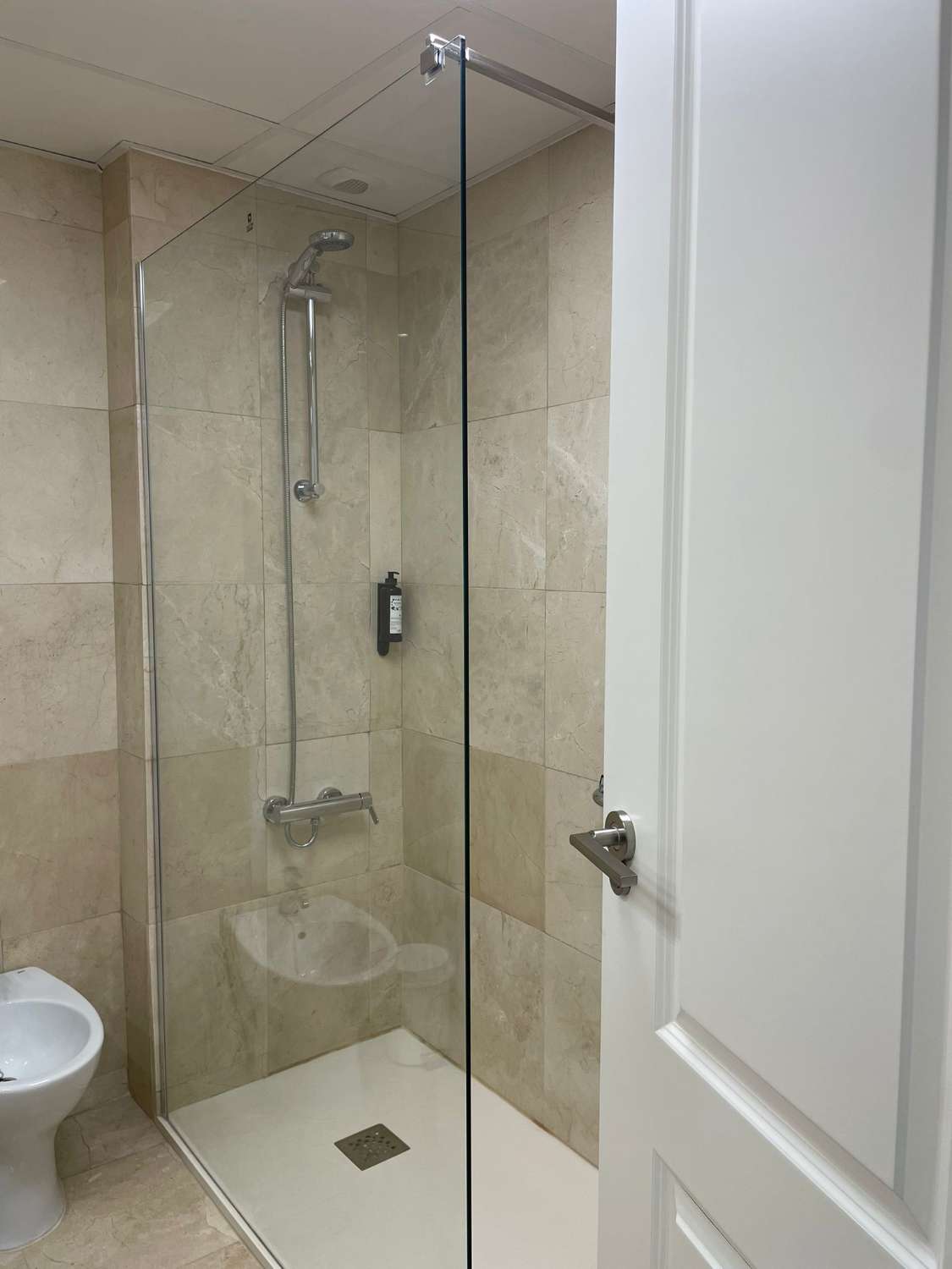 LARGA TEMPORADA Se alquila  bonito apartamento  en  1ª línea de playa con vistas al mar en Benalmádena costa