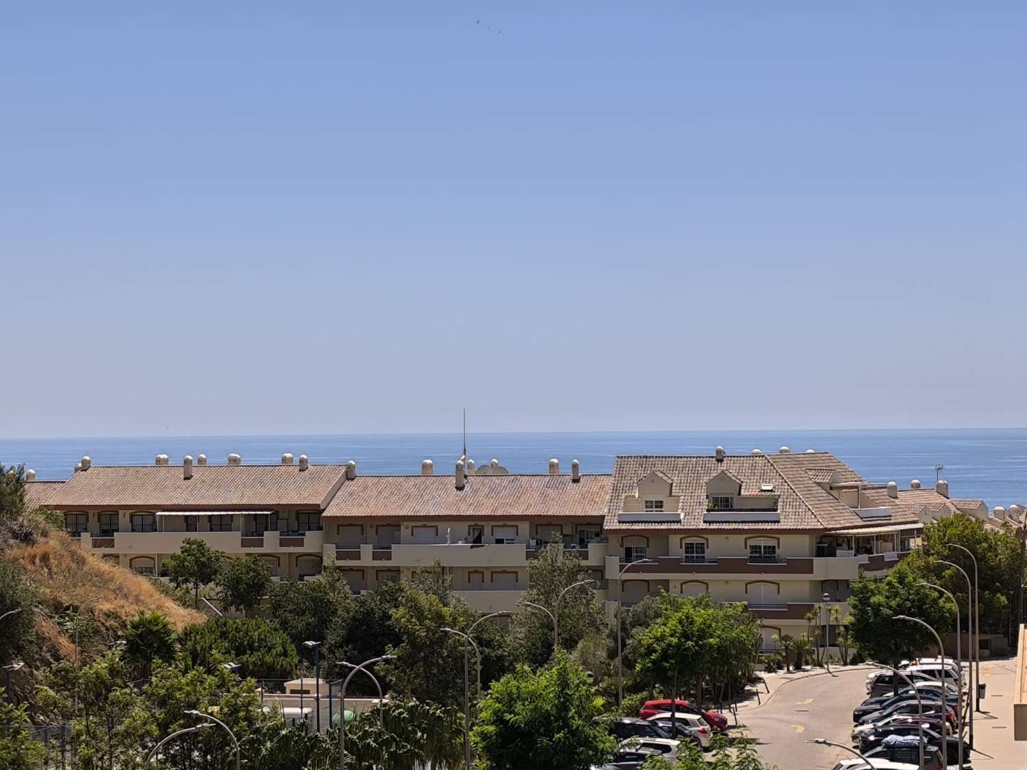 LARGA TEMPORADA Se alquila  bonito apartamento  en  1ª línea de playa con vistas al mar en Benalmádena costa
