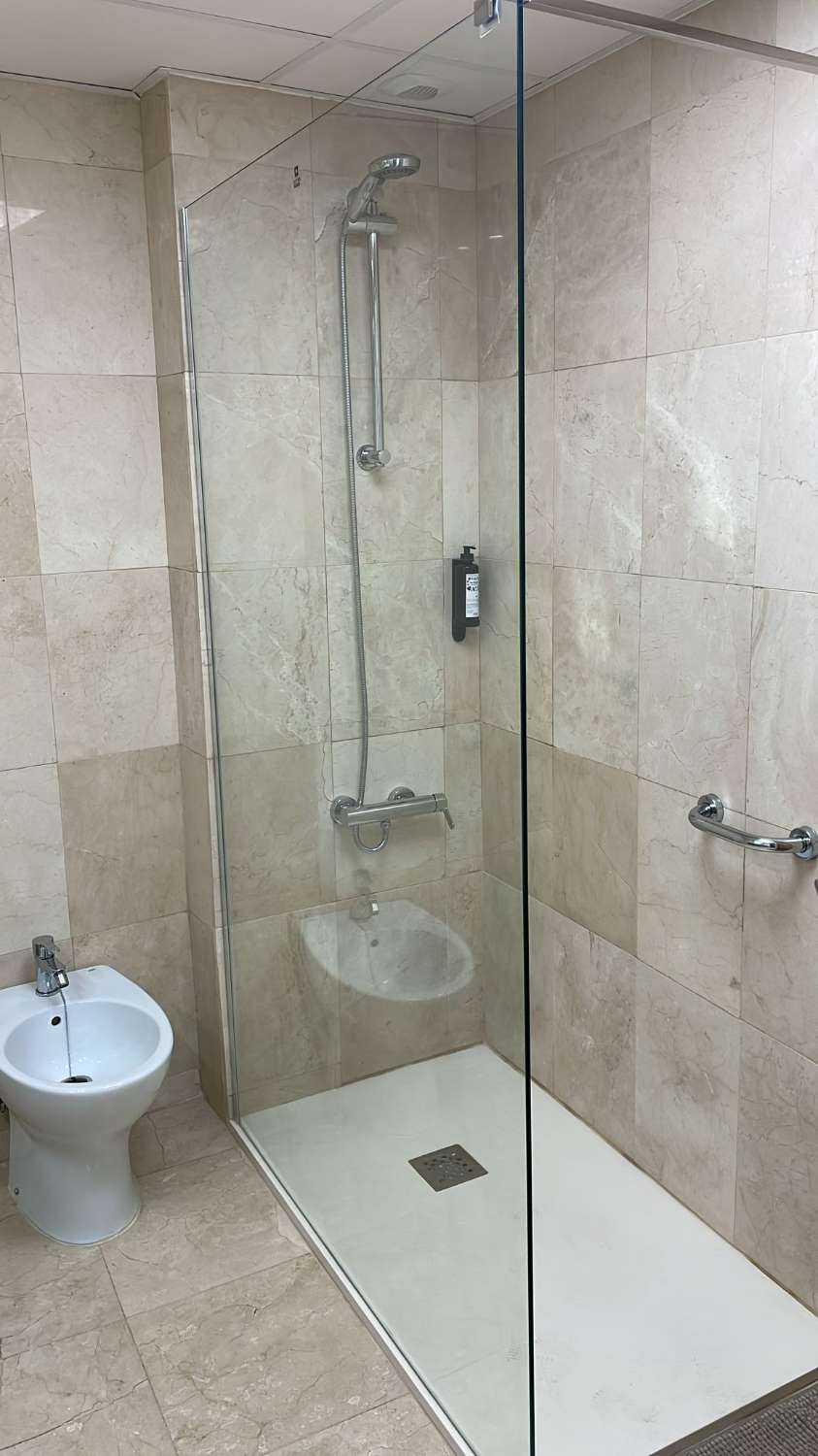 LARGA TEMPORADA Se alquila  bonito apartamento  en  1ª línea de playa con vistas al mar en Benalmádena costa