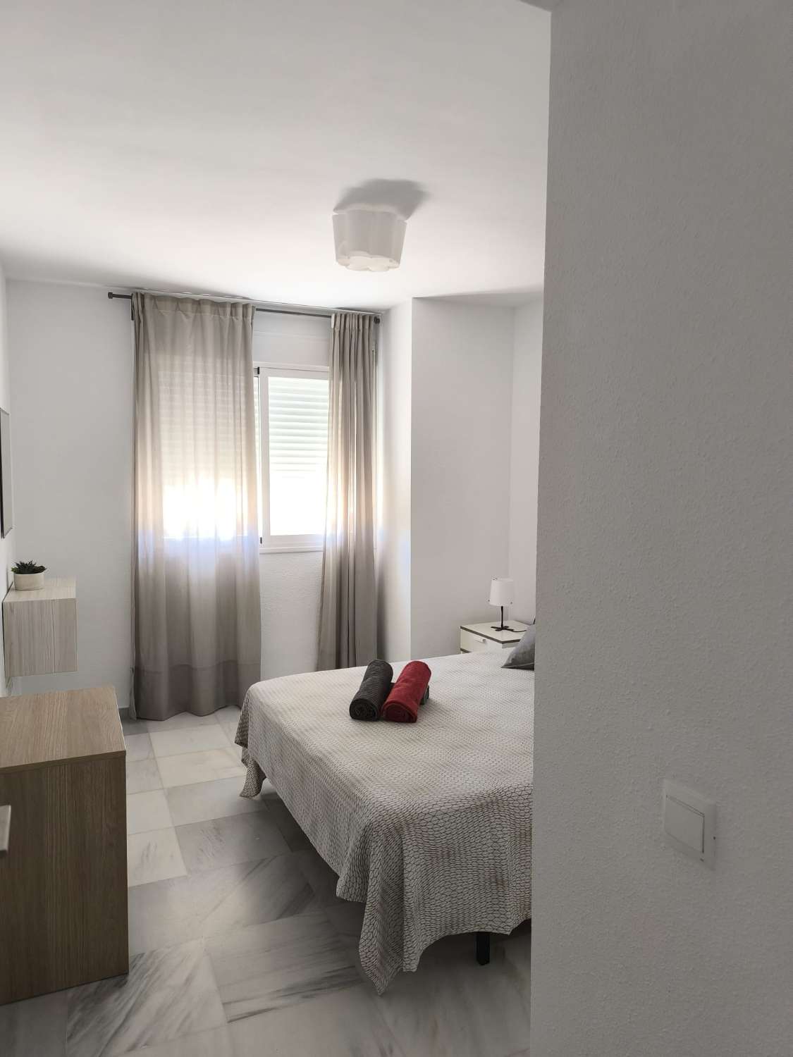 LARGA TEMPORADA Se alquila  bonito apartamento  en  1ª línea de playa con vistas al mar en Benalmádena costa