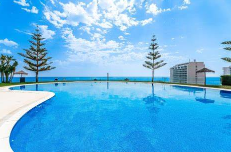 LARGA TEMPORADA Se alquila  bonito apartamento  en  1ª línea de playa con vistas al mar en Benalmádena costa