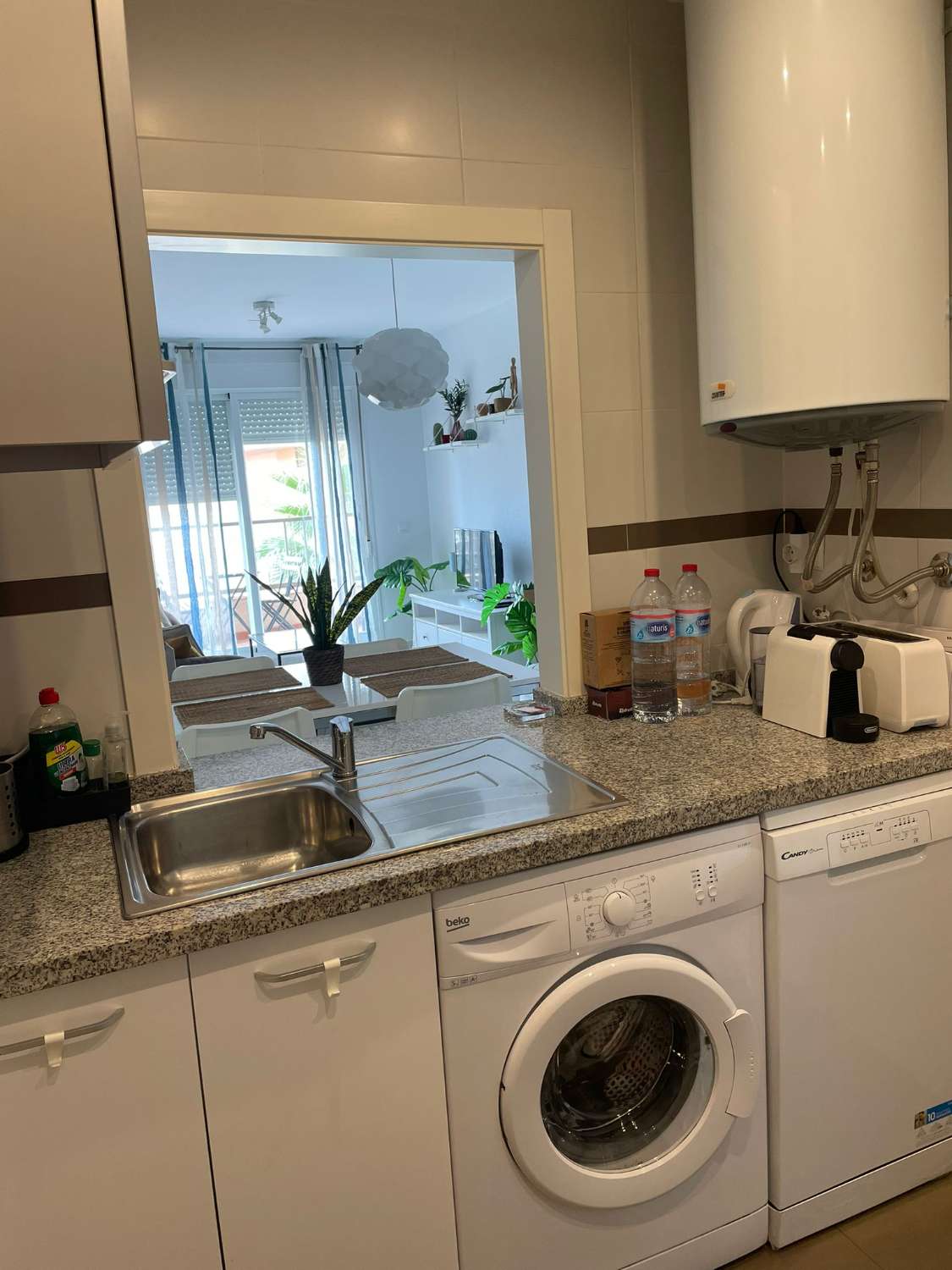 LARGA TEMPORADA Se alquila  bonito apartamento  en  1ª línea de playa con vistas al mar en Benalmádena costa