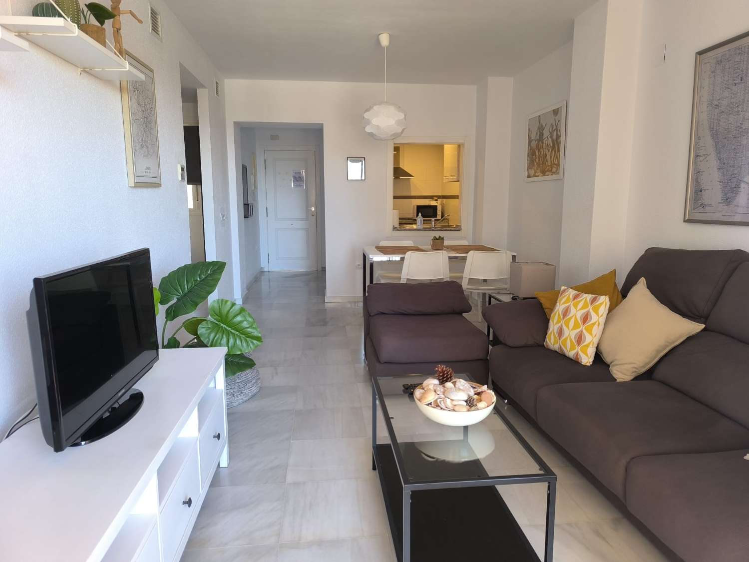 LARGA TEMPORADA Se alquila  bonito apartamento  en  1ª línea de playa con vistas al mar en Benalmádena costa