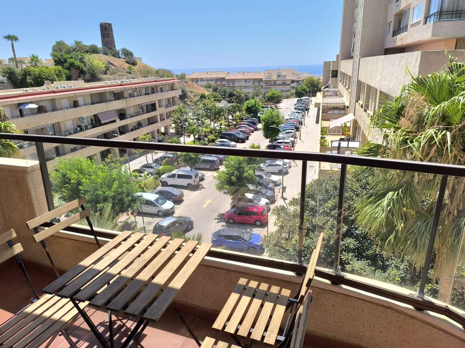LARGA TEMPORADA Se alquila  bonito apartamento  en  1ª línea de playa con vistas al mar en Benalmádena costa