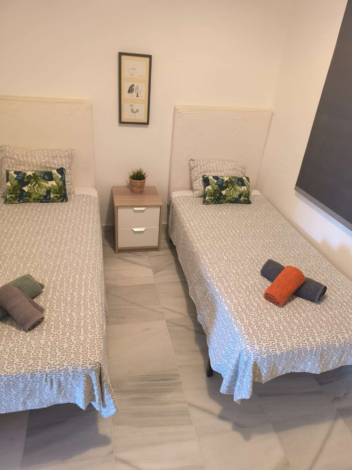 LARGA TEMPORADA Se alquila  bonito apartamento  en  1ª línea de playa con vistas al mar en Benalmádena costa