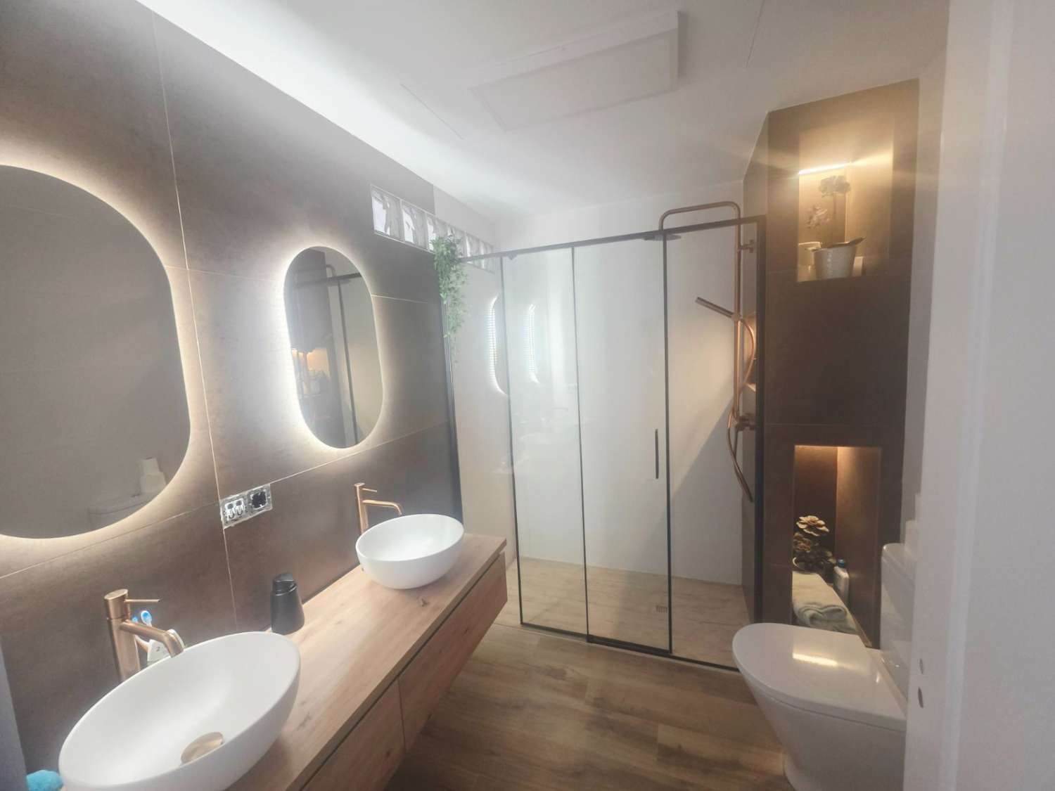 SE ALQUILA DESDE AHORA HASTA 30.6.26 Y DESDE 01/09/2026-30/06/2027 BONITO ATICO CON VISTAS AL MAR  FRONTALES EN NUEVA TORREQUEBRADA (BENALMADENA )