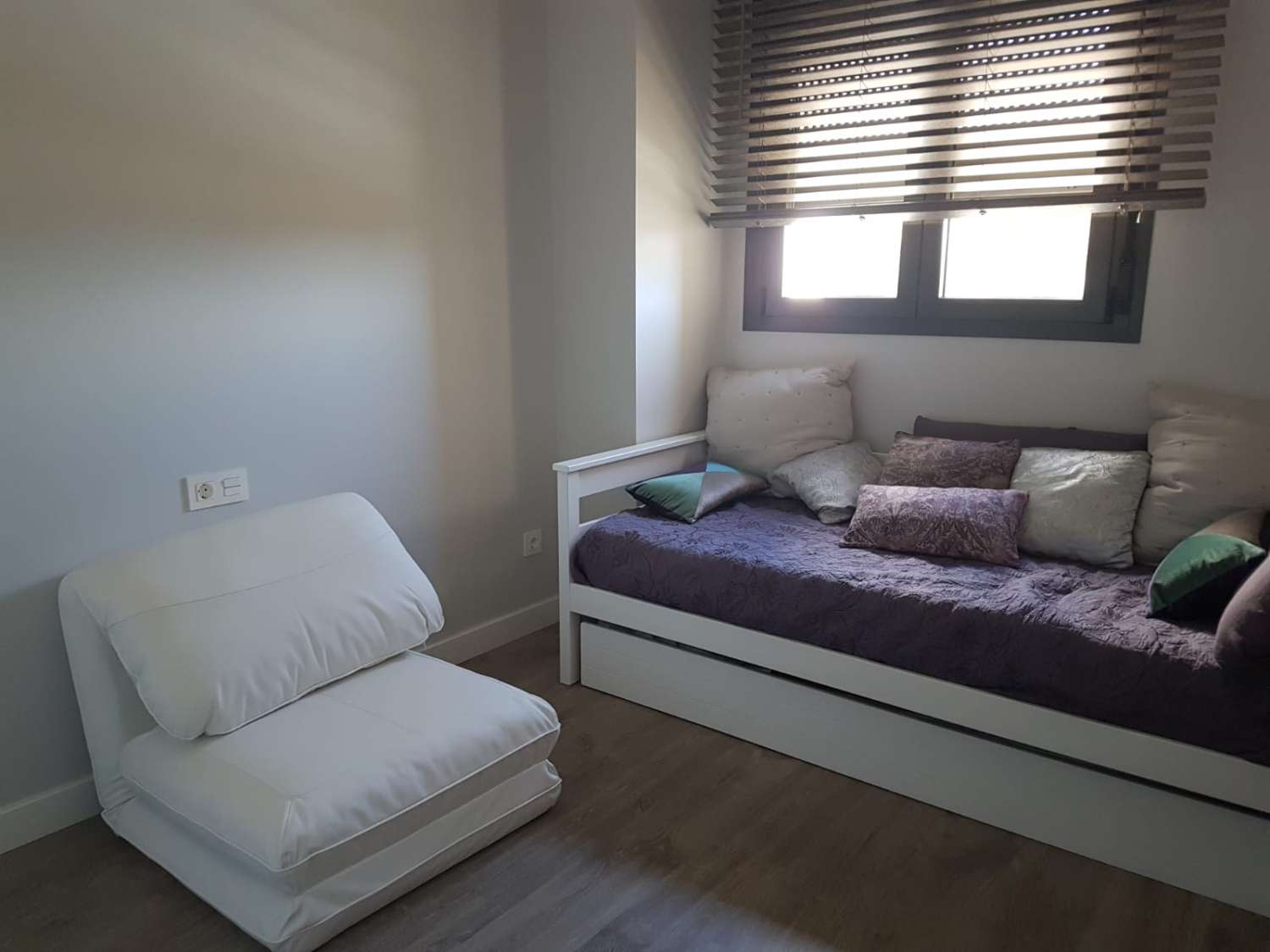 SE ALQUILA DESDE 01.10.26 - 15.6.27 MAGNIFICO APARTAMENTO ENFRENTE DE LA PLAYA EN LOS ALAMOS (TORREMOLINOS)