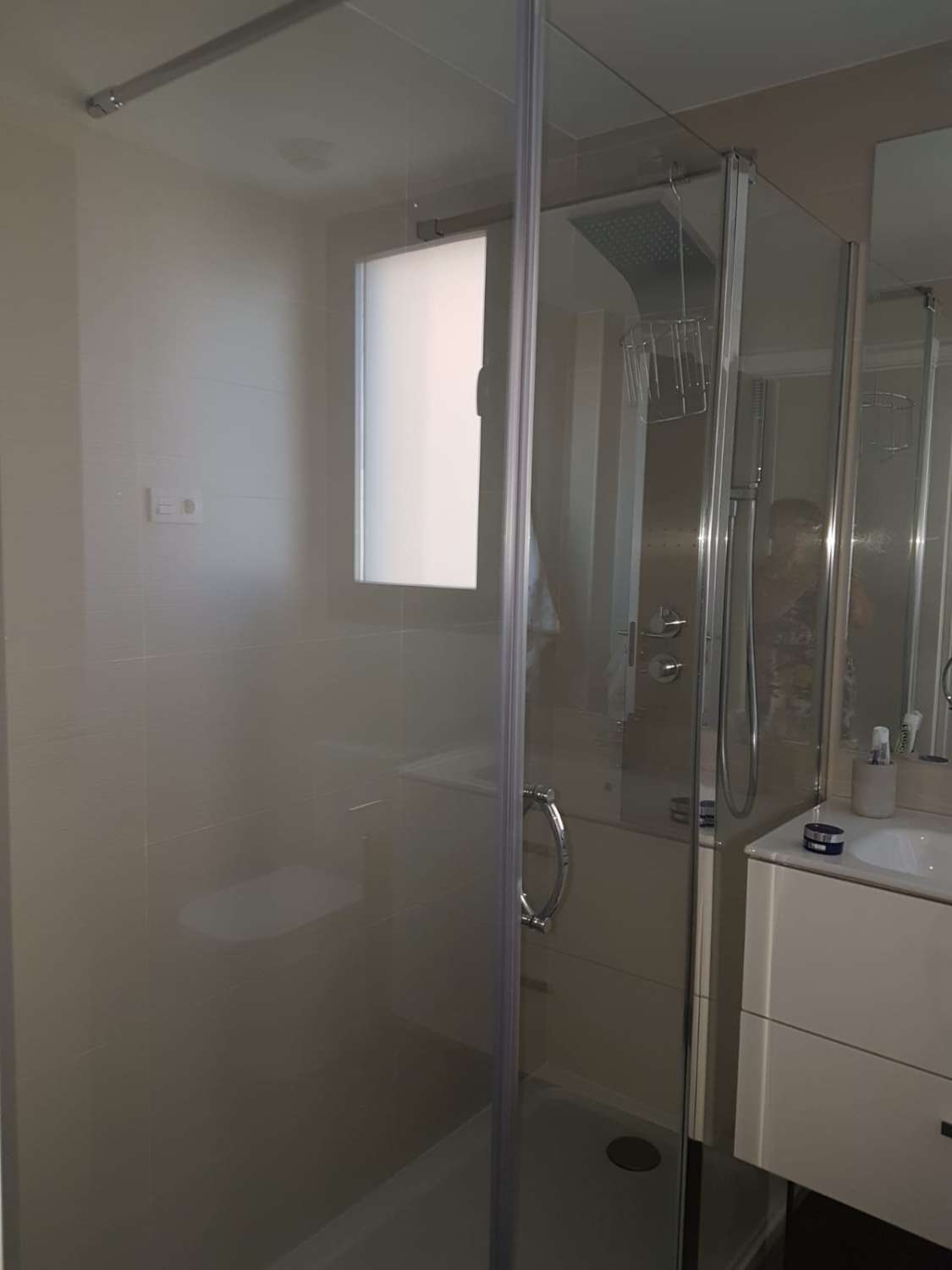 SE ALQUILA DESDE 01.10.26 - 15.6.27 MAGNIFICO APARTAMENTO ENFRENTE DE LA PLAYA EN LOS ALAMOS (TORREMOLINOS)