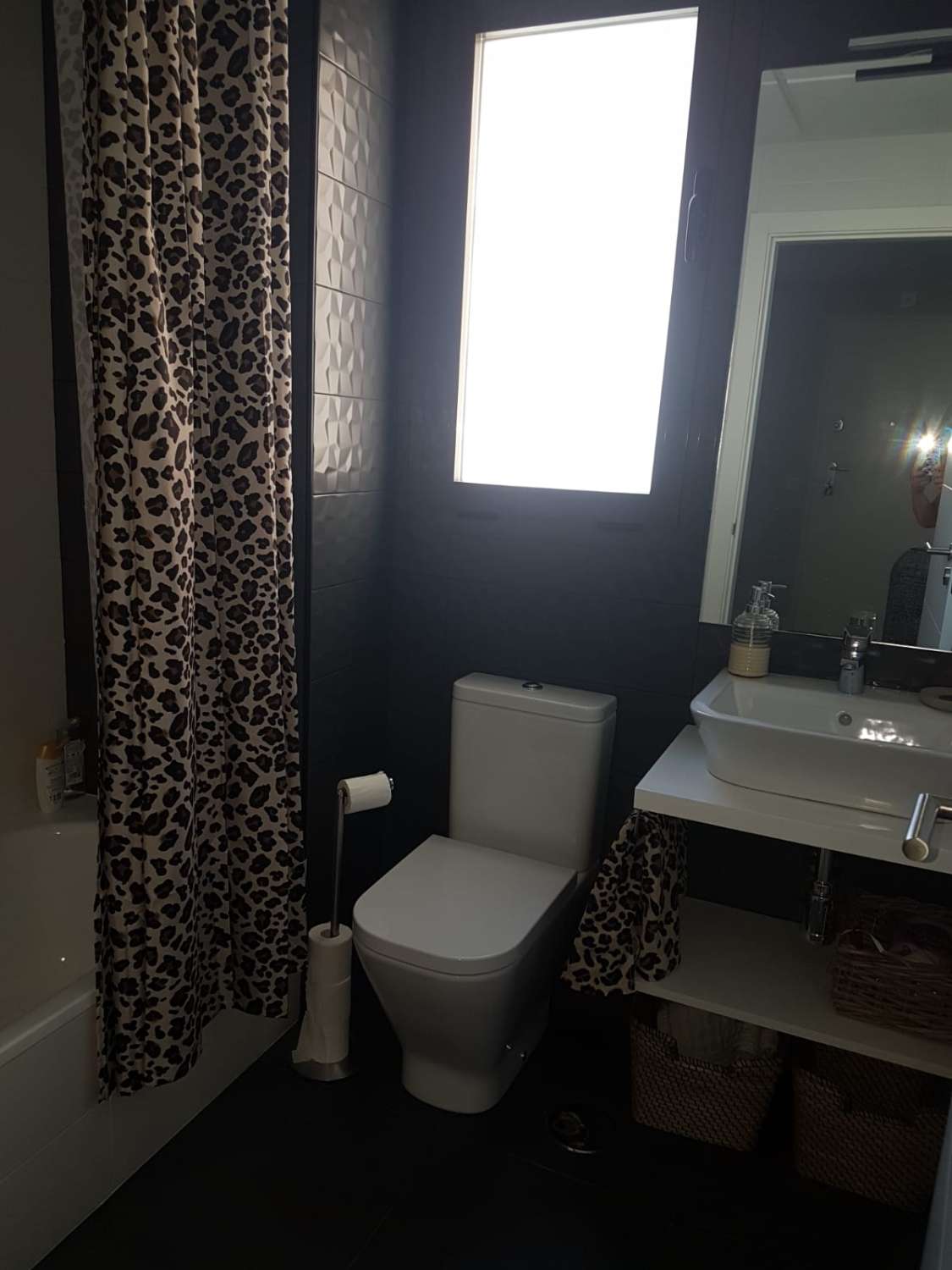 SE ALQUILA DESDE 01.10.26 - 15.6.27 MAGNIFICO APARTAMENTO ENFRENTE DE LA PLAYA EN LOS ALAMOS (TORREMOLINOS)