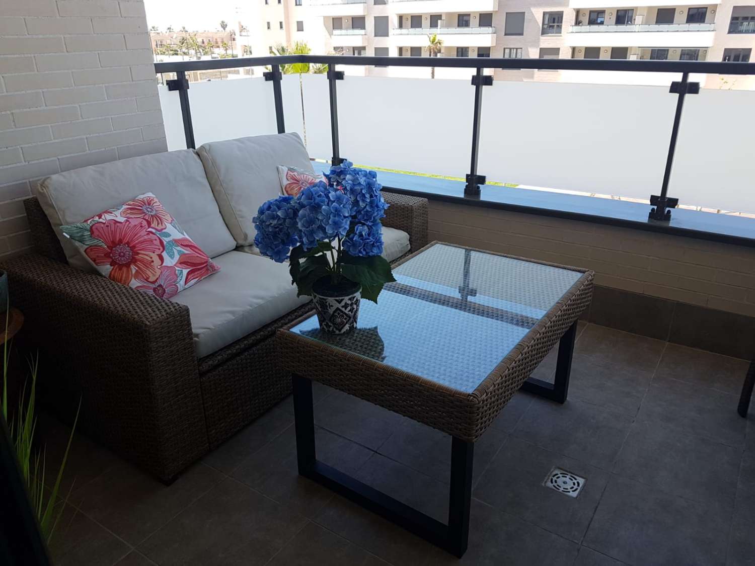 SE ALQUILA DESDE 01.10.26 - 15.6.27 MAGNIFICO APARTAMENTO ENFRENTE DE LA PLAYA EN LOS ALAMOS (TORREMOLINOS)