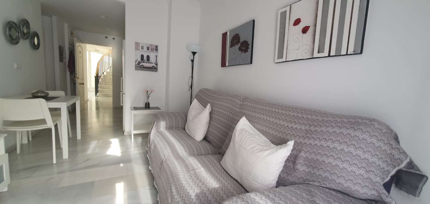 SE ALQUILA POR LARGA TEMPORADA BONITO APARTAMENTO EN FUENGIROLA