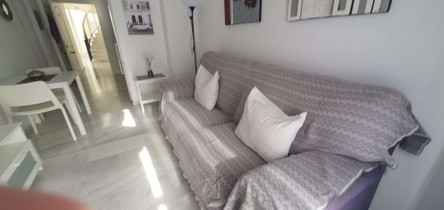 SE ALQUILA POR LARGA TEMPORADA BONITO APARTAMENTO EN FUENGIROLA