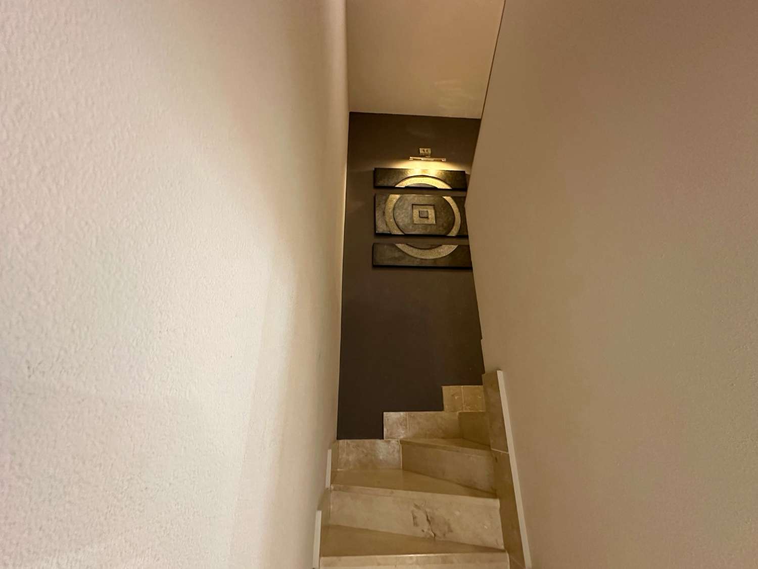 MEDIA TEMPORADA . SE ALQUILA HASTA 30.6.26 Y DESDE01/09/2026-30/06/2027 BONITO DUPLEX CERCA DE LA PLAYA EN BENALMADENA