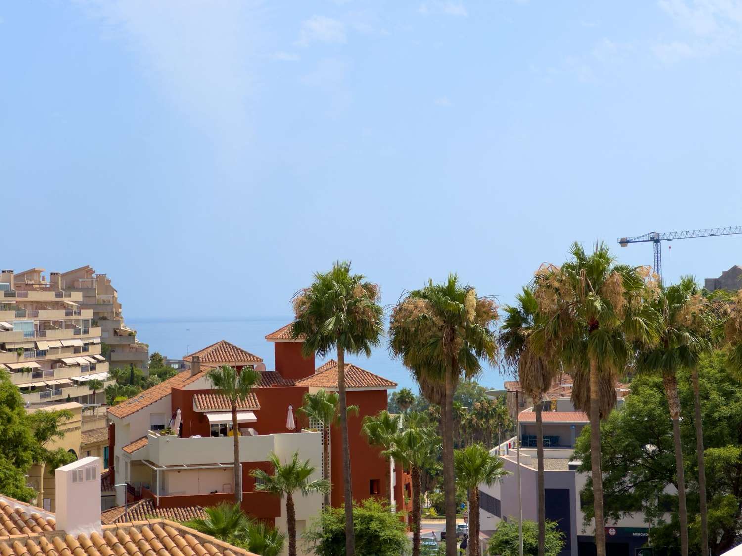 MEDIA TEMPORADA . SE ALQUILA HASTA 30.6.26 Y DESDE01/09/2026-30/06/2027 BONITO DUPLEX CERCA DE LA PLAYA EN BENALMADENA