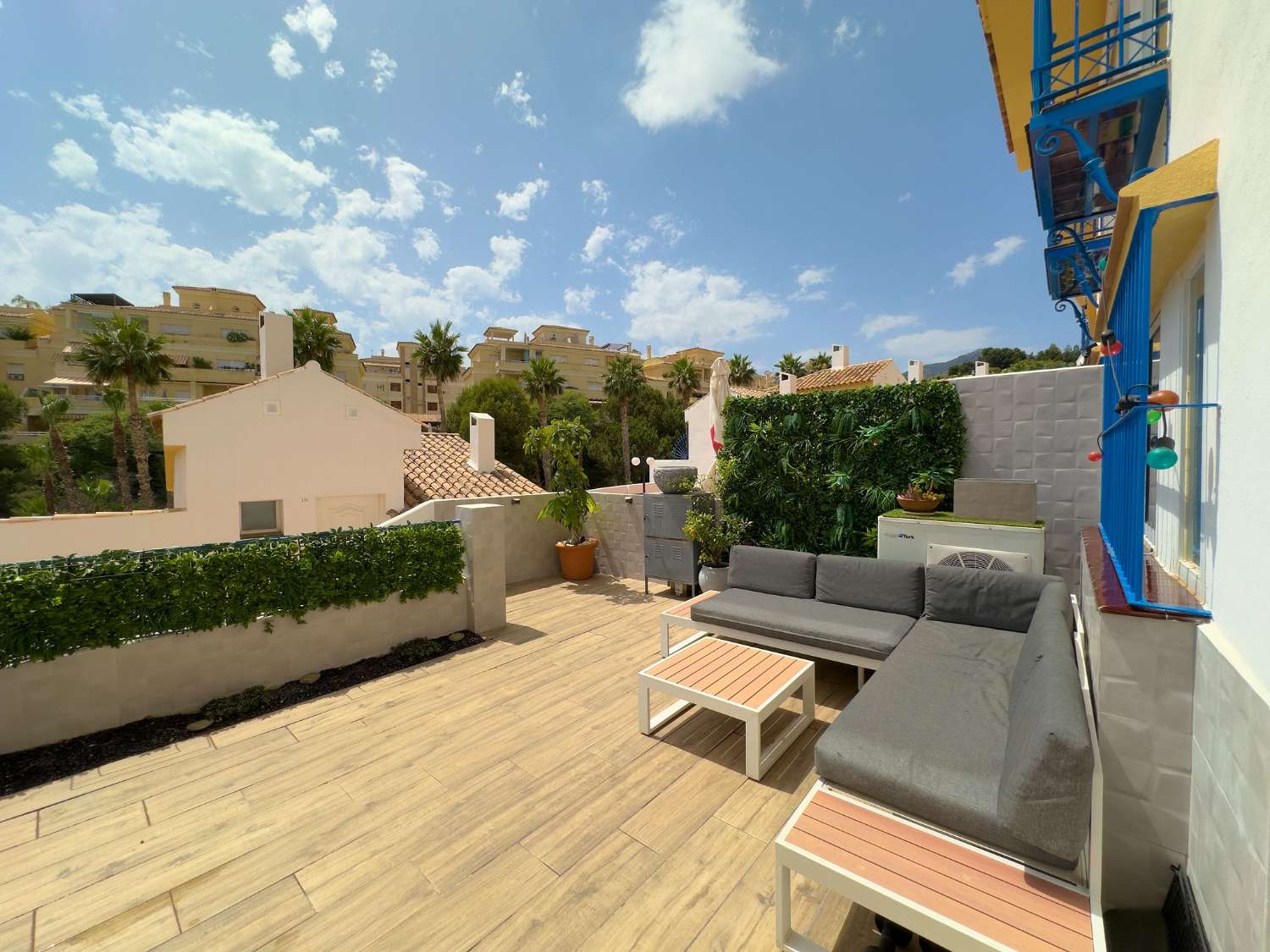 MEDIA TEMPORADA . SE ALQUILA HASTA 30.6.26 Y DESDE01/09/2026-30/06/2027 BONITO DUPLEX CERCA DE LA PLAYA EN BENALMADENA