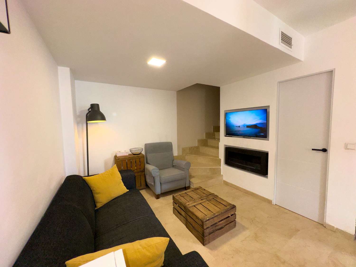 MEDIA TEMPORADA . SE ALQUILA HASTA 30.6.26 Y DESDE01/09/2026-30/06/2027 BONITO DUPLEX CERCA DE LA PLAYA EN BENALMADENA