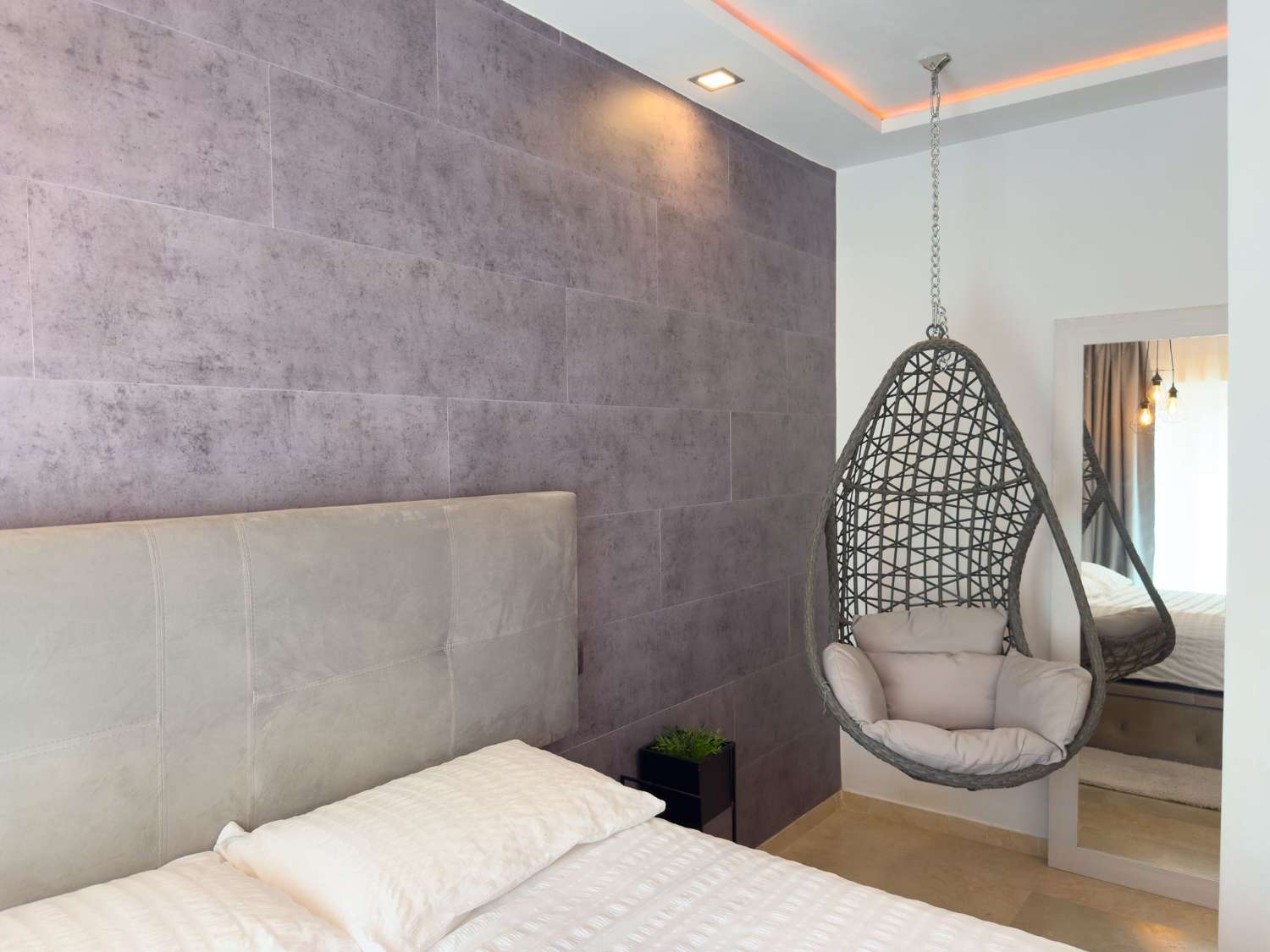 MEDIA TEMPORADA . SE ALQUILA HASTA 30.6.26 Y DESDE01/09/2026-30/06/2027 BONITO DUPLEX CERCA DE LA PLAYA EN BENALMADENA