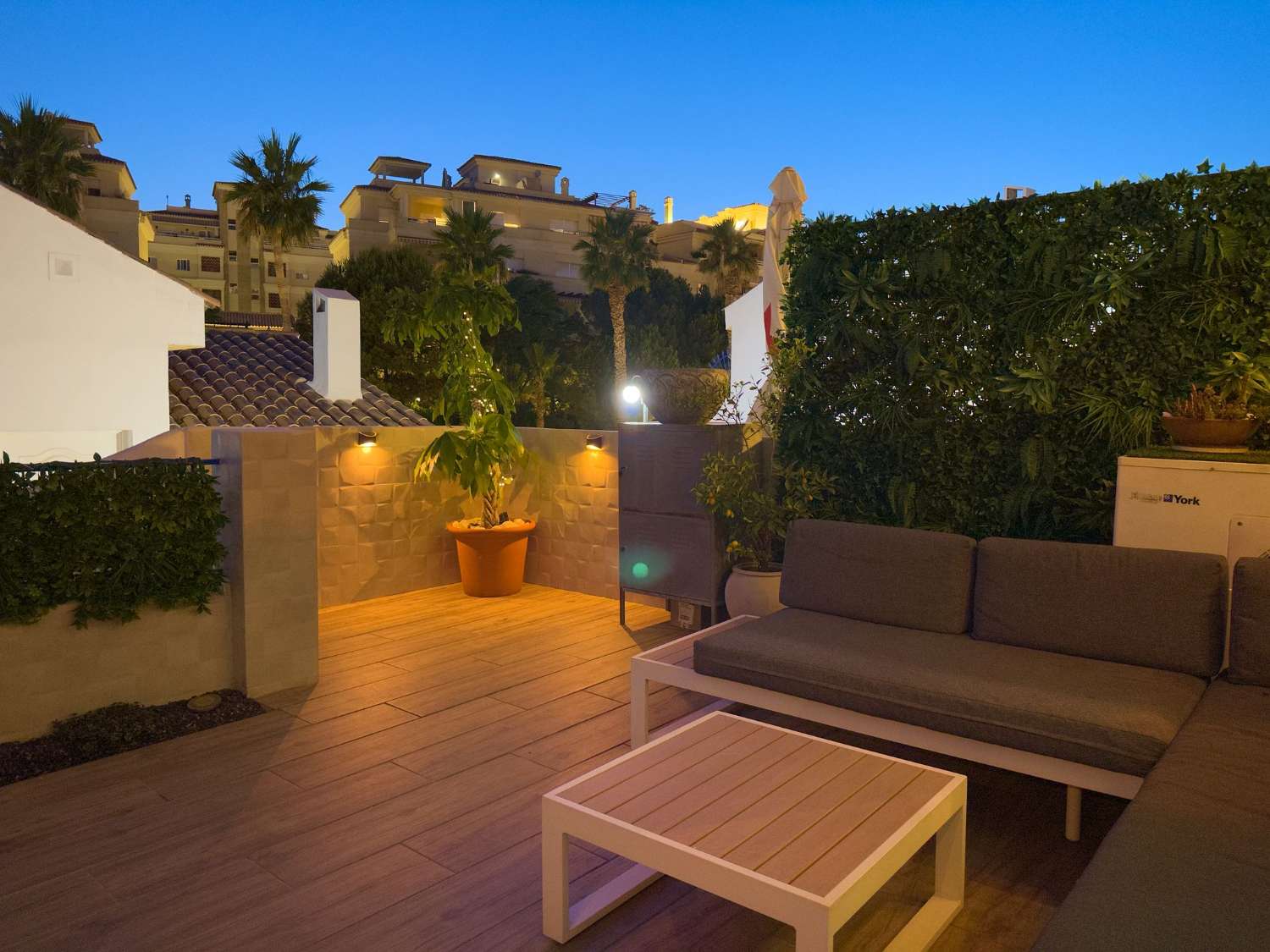 MEDIA TEMPORADA . SE ALQUILA HASTA 30.6.26 Y DESDE01/09/2026-30/06/2027 BONITO DUPLEX CERCA DE LA PLAYA EN BENALMADENA