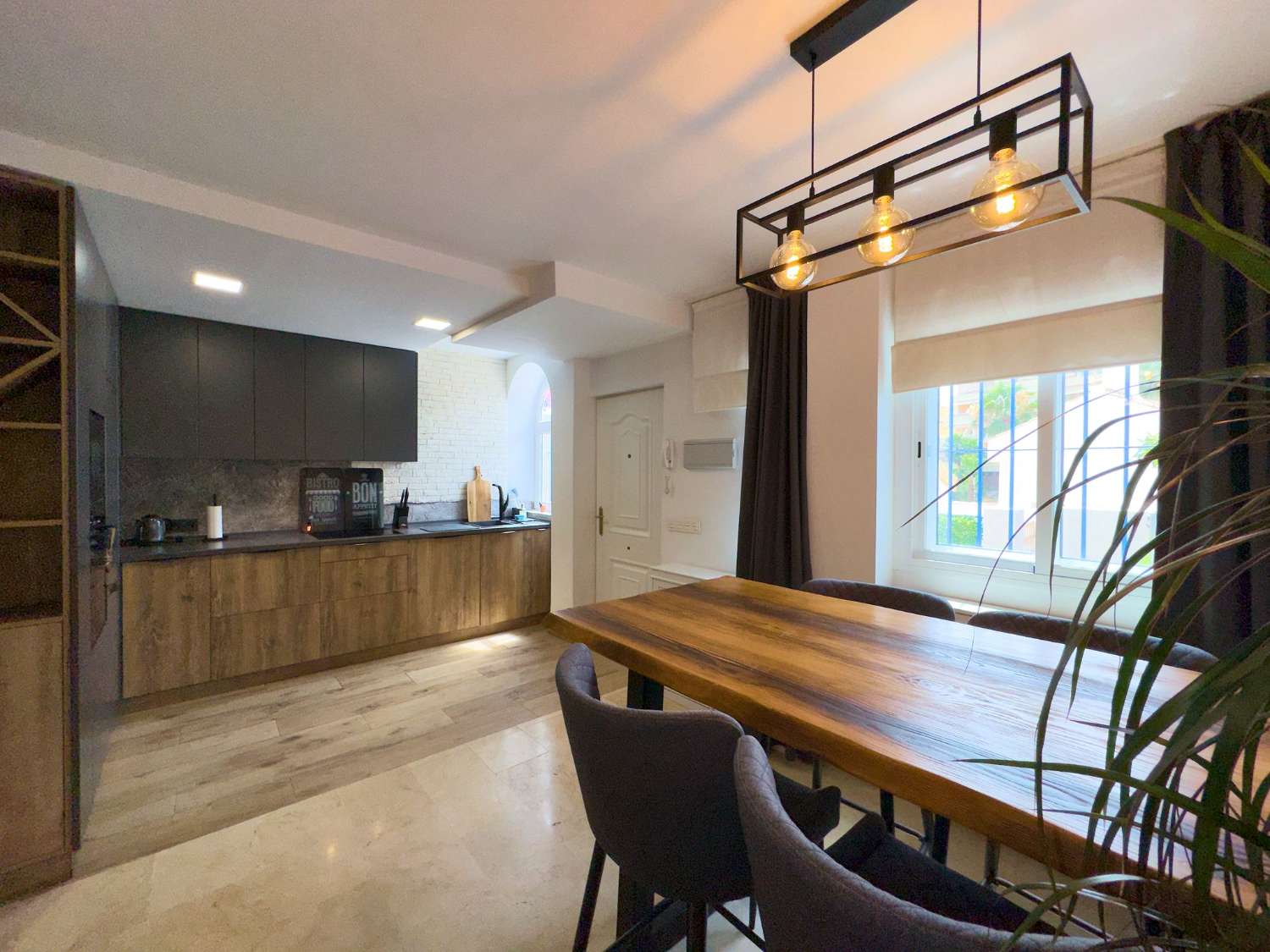 MEDIA TEMPORADA . SE ALQUILA HASTA 30.6.26 Y DESDE01/09/2026-30/06/2027 BONITO DUPLEX CERCA DE LA PLAYA EN BENALMADENA