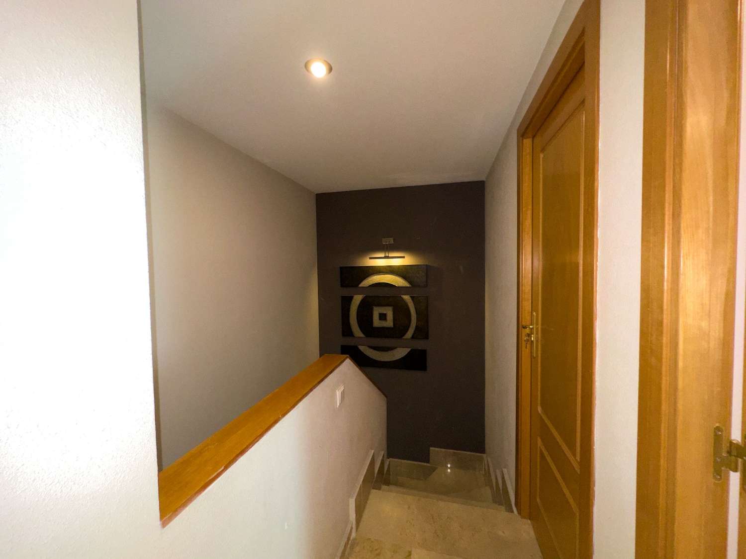 MEDIA TEMPORADA . SE ALQUILA HASTA 30.6.26 Y DESDE01/09/2026-30/06/2027 BONITO DUPLEX CERCA DE LA PLAYA EN BENALMADENA