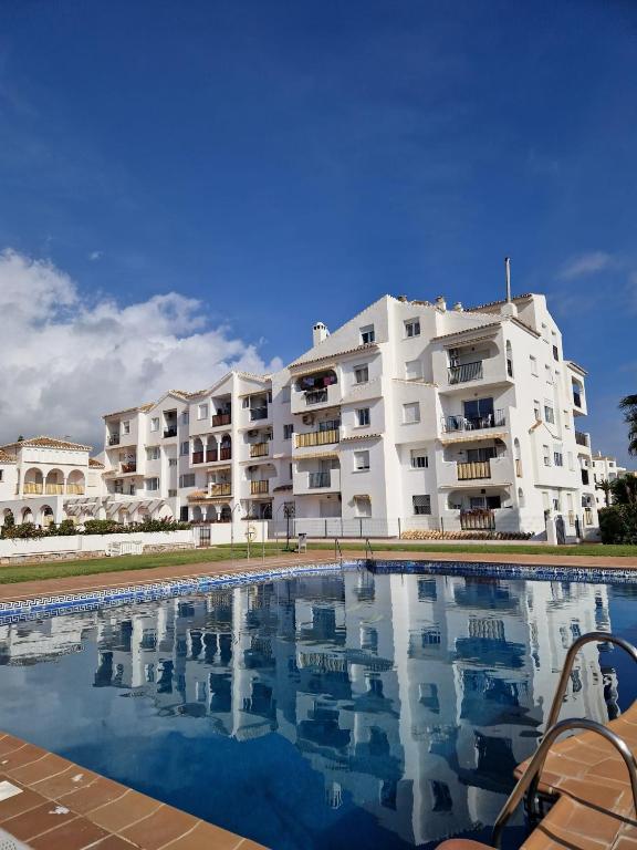 SE ALQUILA HASTA 30.6.26  y  DESDE 15.9.26-30.6.27 PRECIOSO APARTAMENTO EN CALAHONDA (MIJAS COSTA)
