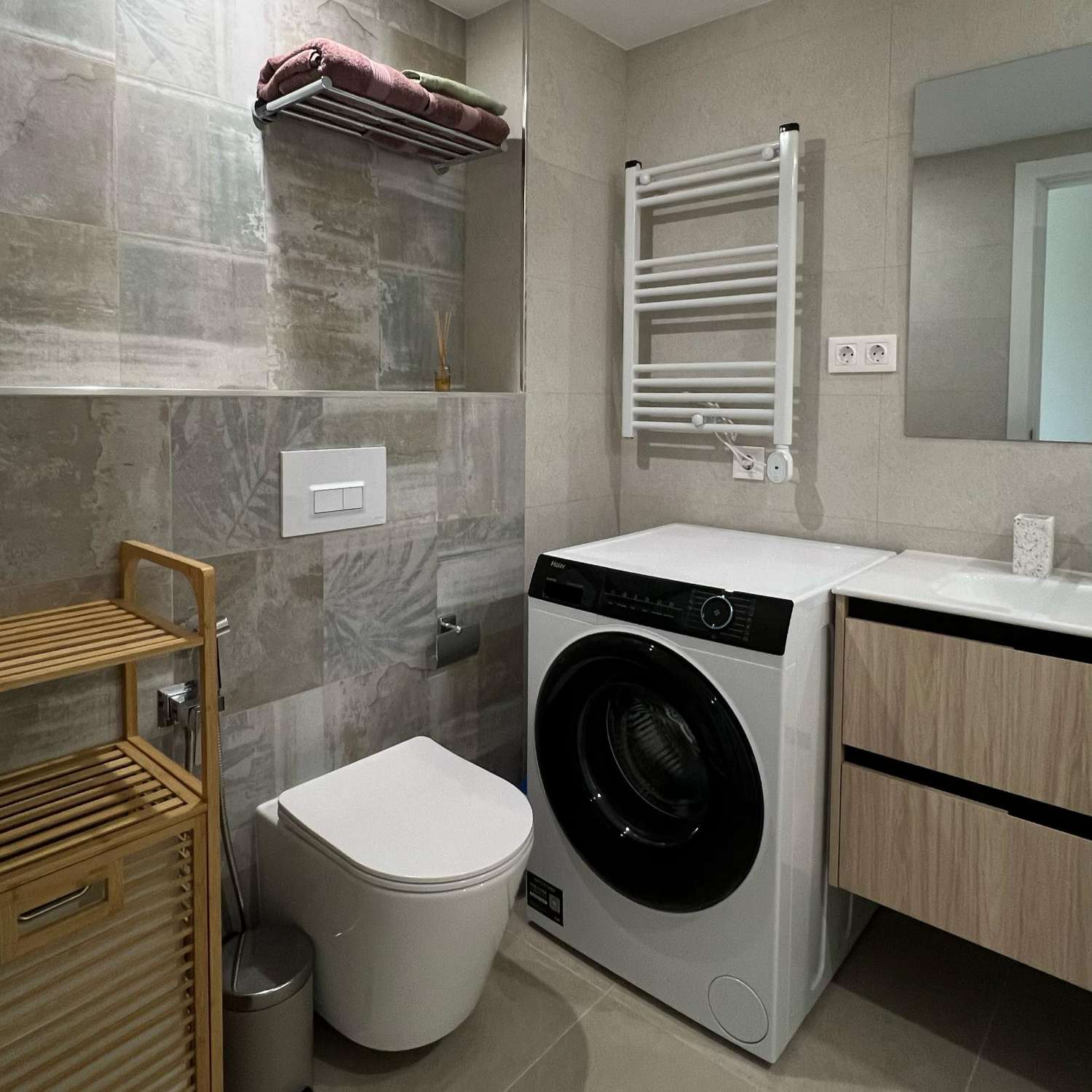 SE ALQUILA DESDE AHORA HASTA 31.5.26 Y DESDE 01/09/2026 HASTA 30/06/2027 PRECIOSO APARTAMENTO CON VISTAS AL MAR  EN CALAHONDA (MIJAS COSTA)