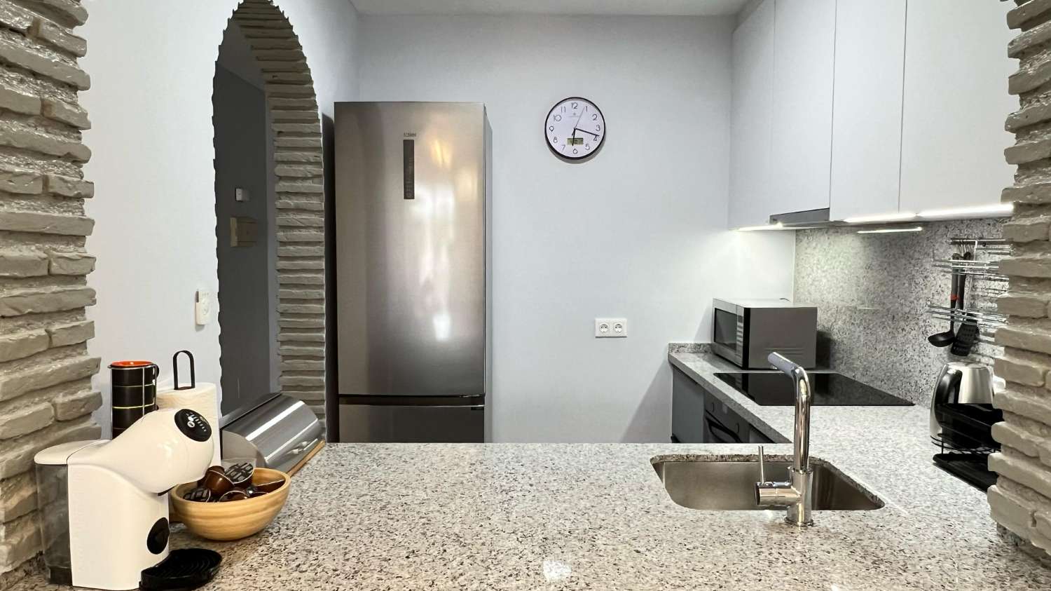 SE ALQUILA DESDE AHORA HASTA 31.5.26 Y DESDE 01/09/2026 HASTA 30/06/2027 PRECIOSO APARTAMENTO CON VISTAS AL MAR  EN CALAHONDA (MIJAS COSTA)