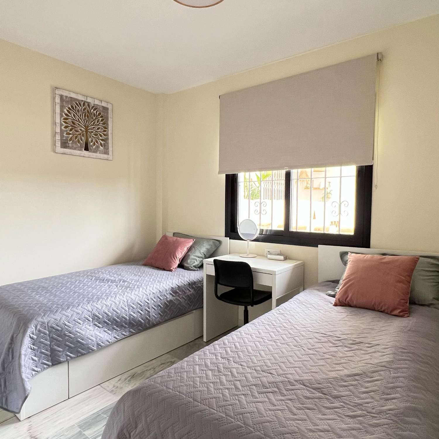 SE ALQUILA DESDE AHORA HASTA 31.5.26 Y DESDE 01/09/2026 HASTA 30/06/2027 PRECIOSO APARTAMENTO CON VISTAS AL MAR  EN CALAHONDA (MIJAS COSTA)