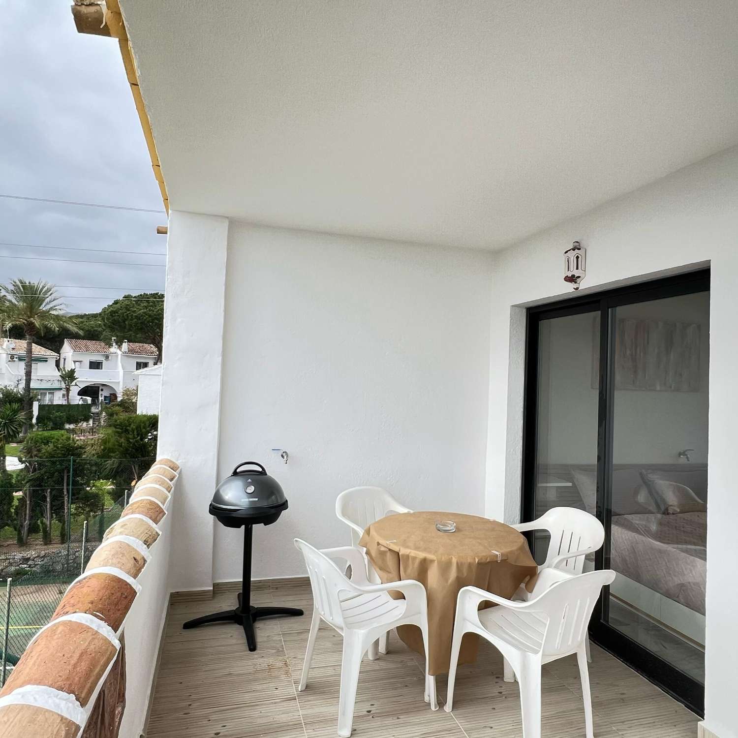 SE ALQUILA DESDE AHORA HASTA 31.5.26 Y DESDE 01/09/2026 HASTA 30/06/2027 PRECIOSO APARTAMENTO CON VISTAS AL MAR  EN CALAHONDA (MIJAS COSTA)
