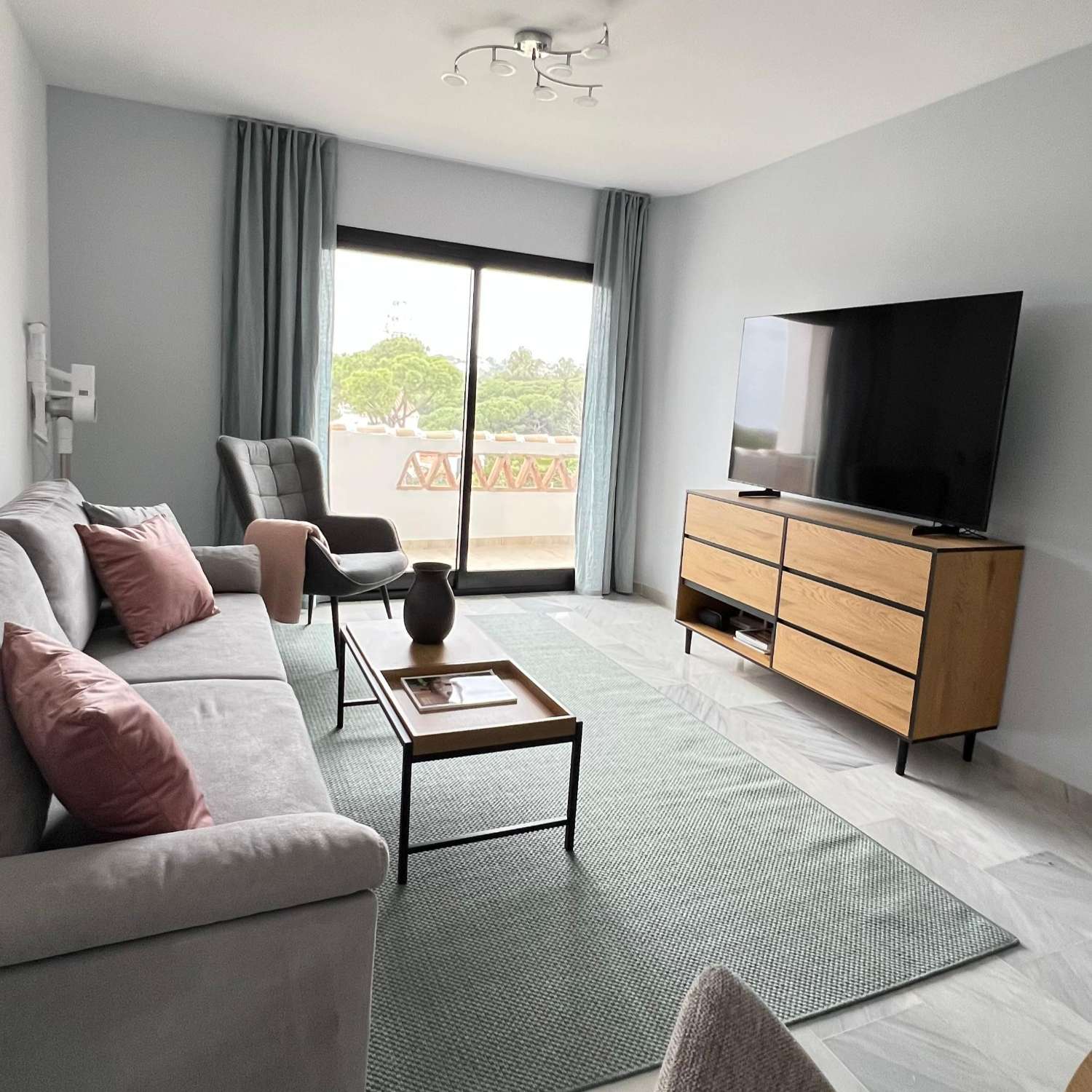 SE ALQUILA DESDE AHORA HASTA 31.5.26 Y DESDE 01/09/2026 HASTA 30/06/2027 PRECIOSO APARTAMENTO CON VISTAS AL MAR  EN CALAHONDA (MIJAS COSTA)