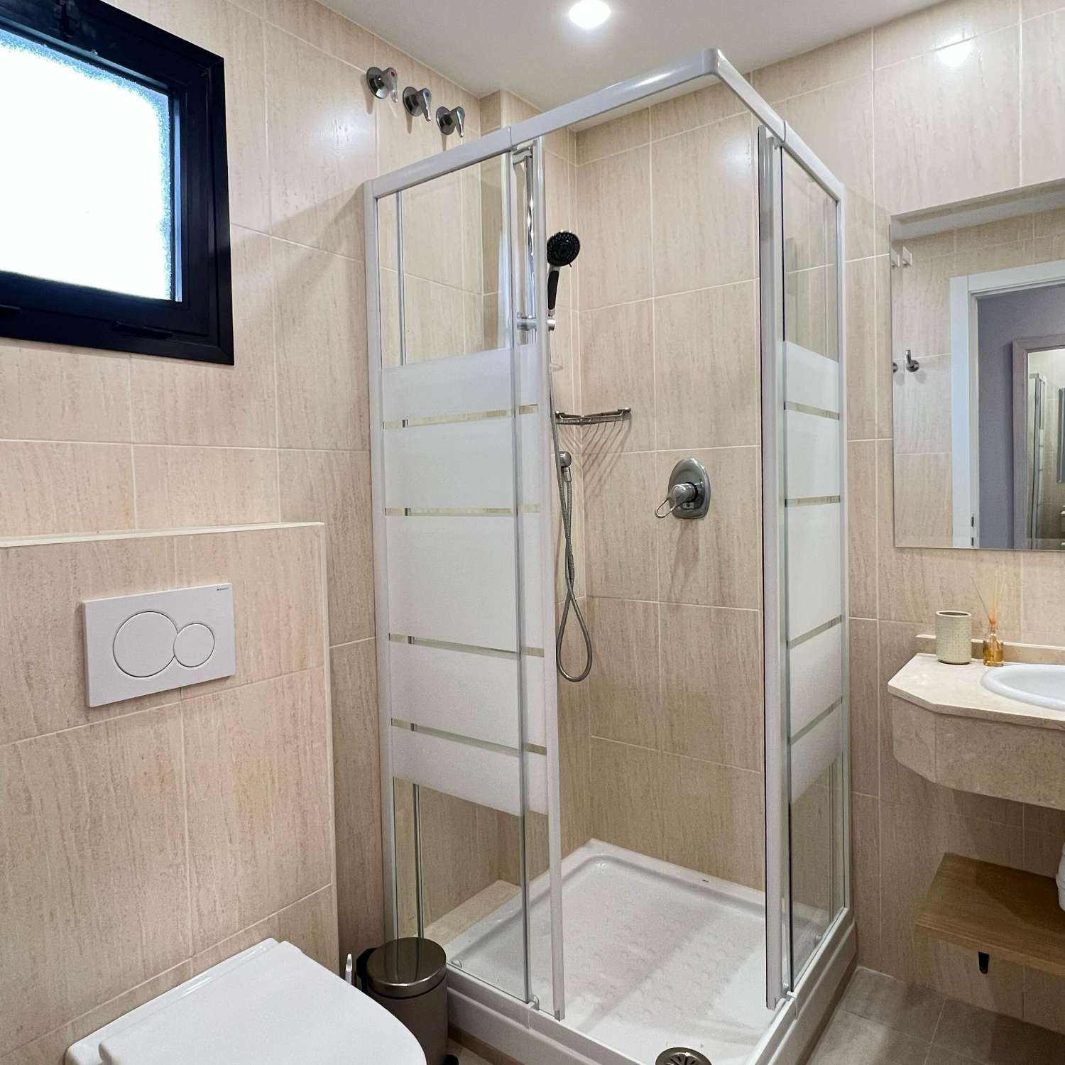 SE ALQUILA DESDE AHORA HASTA 31.5.26 Y DESDE 01/09/2026 HASTA 30/06/2027 PRECIOSO APARTAMENTO CON VISTAS AL MAR  EN CALAHONDA (MIJAS COSTA)