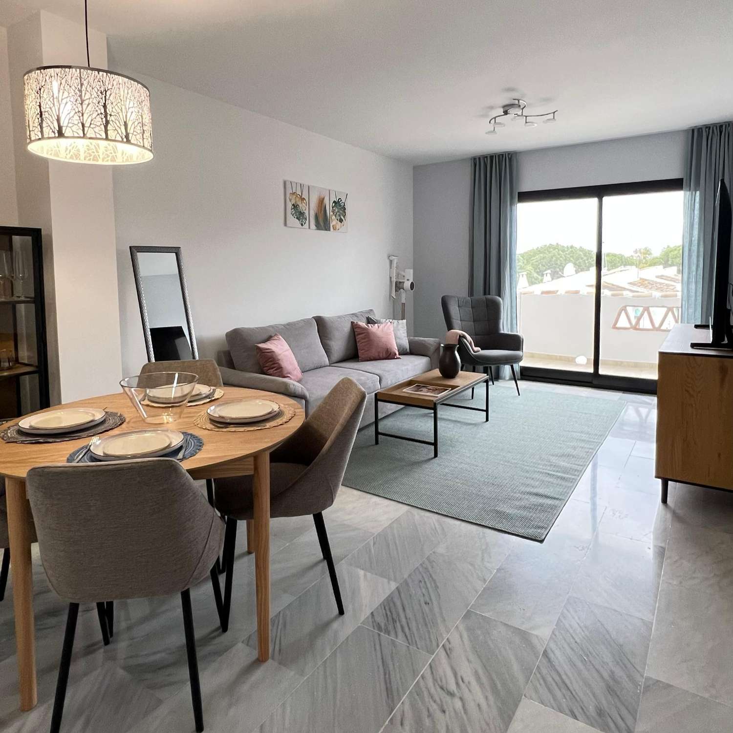 SE ALQUILA DESDE AHORA HASTA 31.5.26 Y DESDE 01/09/2026 HASTA 30/06/2027 PRECIOSO APARTAMENTO CON VISTAS AL MAR  EN CALAHONDA (MIJAS COSTA)