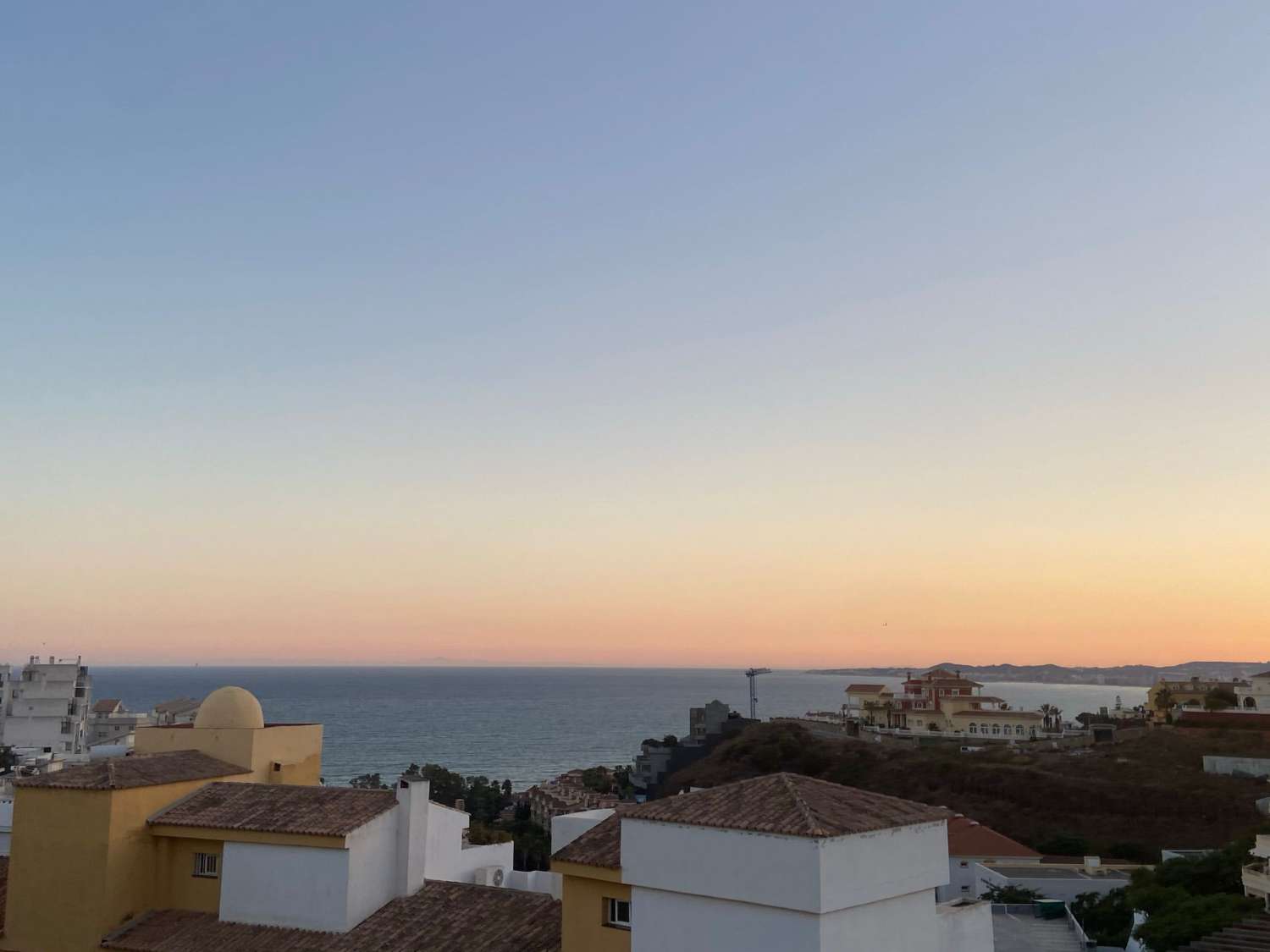 SE ALQUILA DESDE AHORA HASTA 30.6.26 Y DESDE 1.9.26-30.6.27 PRECIOSO APARTAMENTO CON VISTAS AL MAR EN BENALMADENA